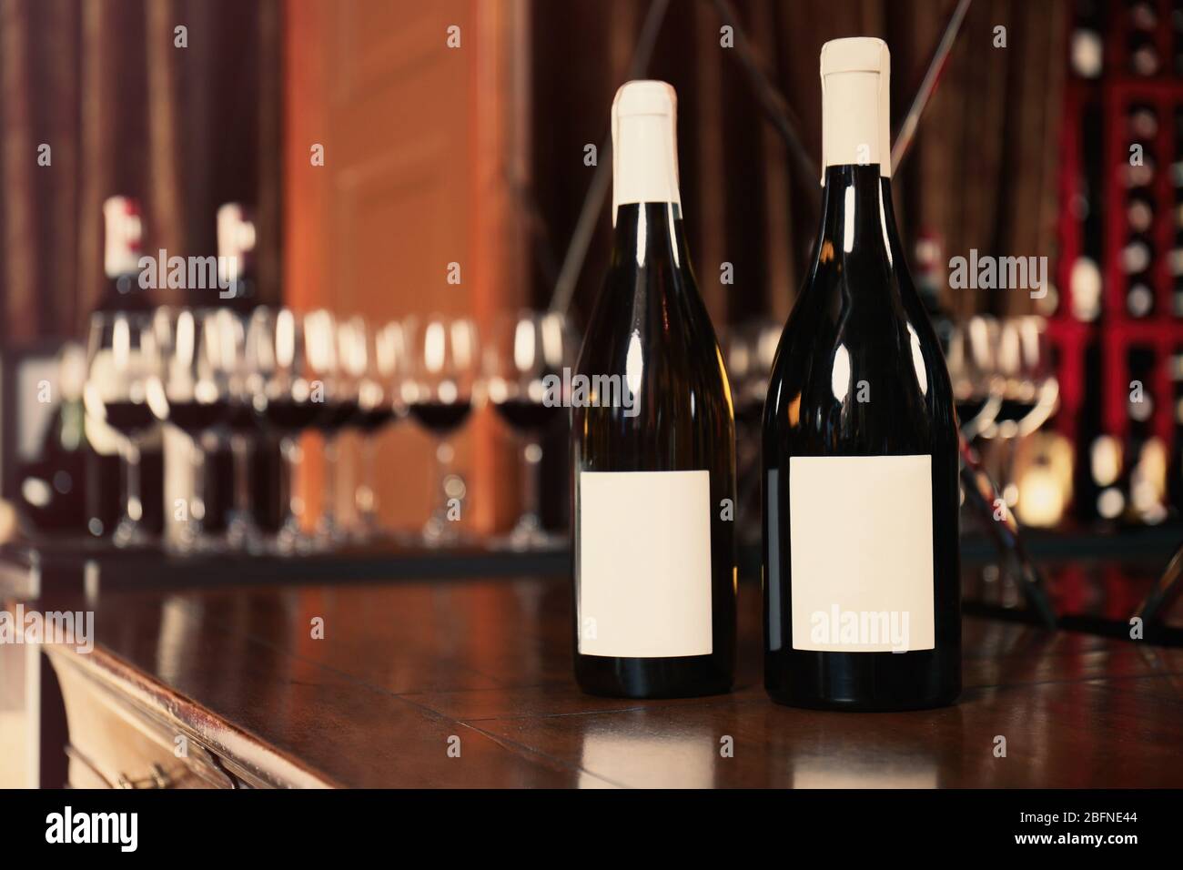 Bouteilles de vin sur table en bois dans un magasin de spiritueux Banque D'Images