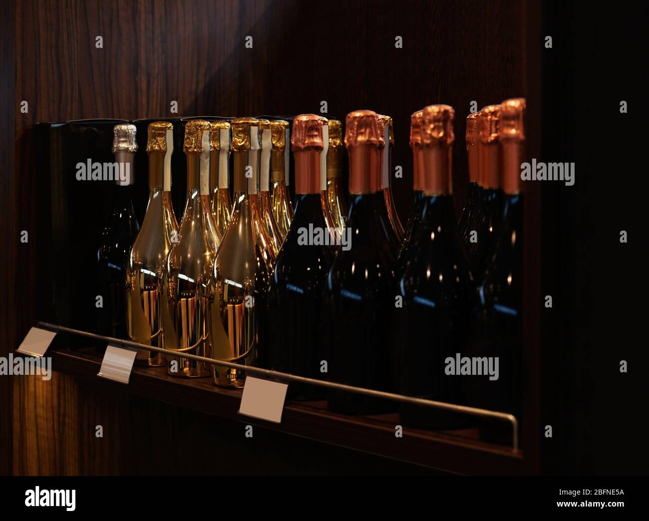 Bouteilles de vin sur une étagère en bois dans un magasin de spiritueux Banque D'Images