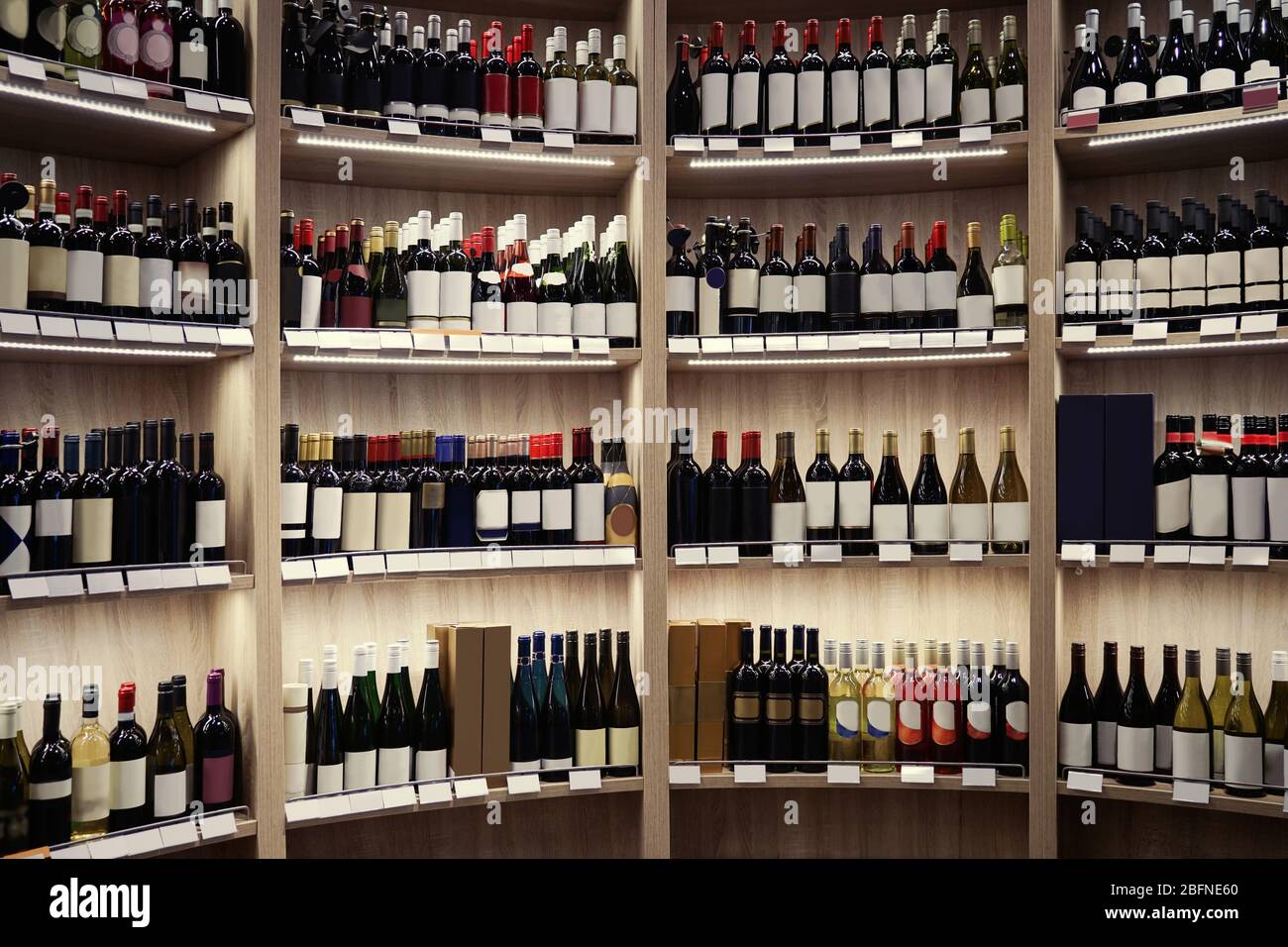 Bouteilles de vin sur des étagères en bois dans un magasin de spiritueux Banque D'Images