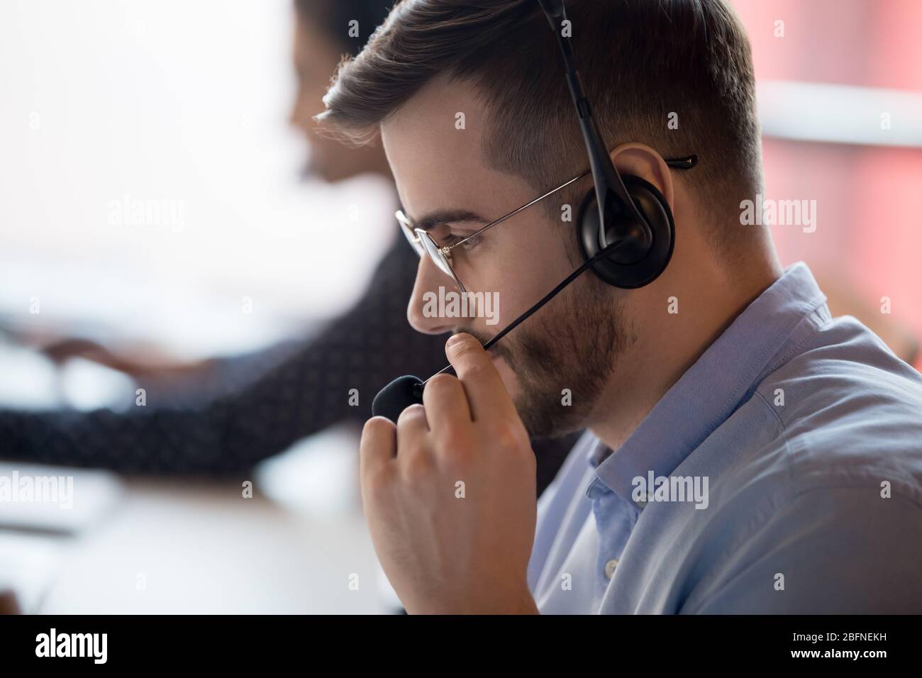 Gros plan sur le centre d'appels conversation avec le client à l'aide d'un microphone Banque D'Images