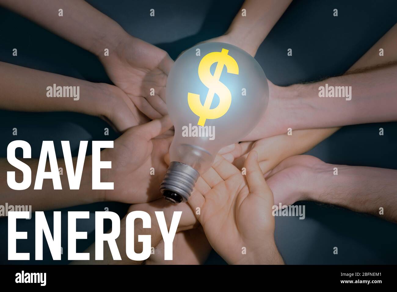 Mains avec ampoule. Texte ÉCONOMISANT DE L'ÉNERGIE en arrière-plan Banque D'Images