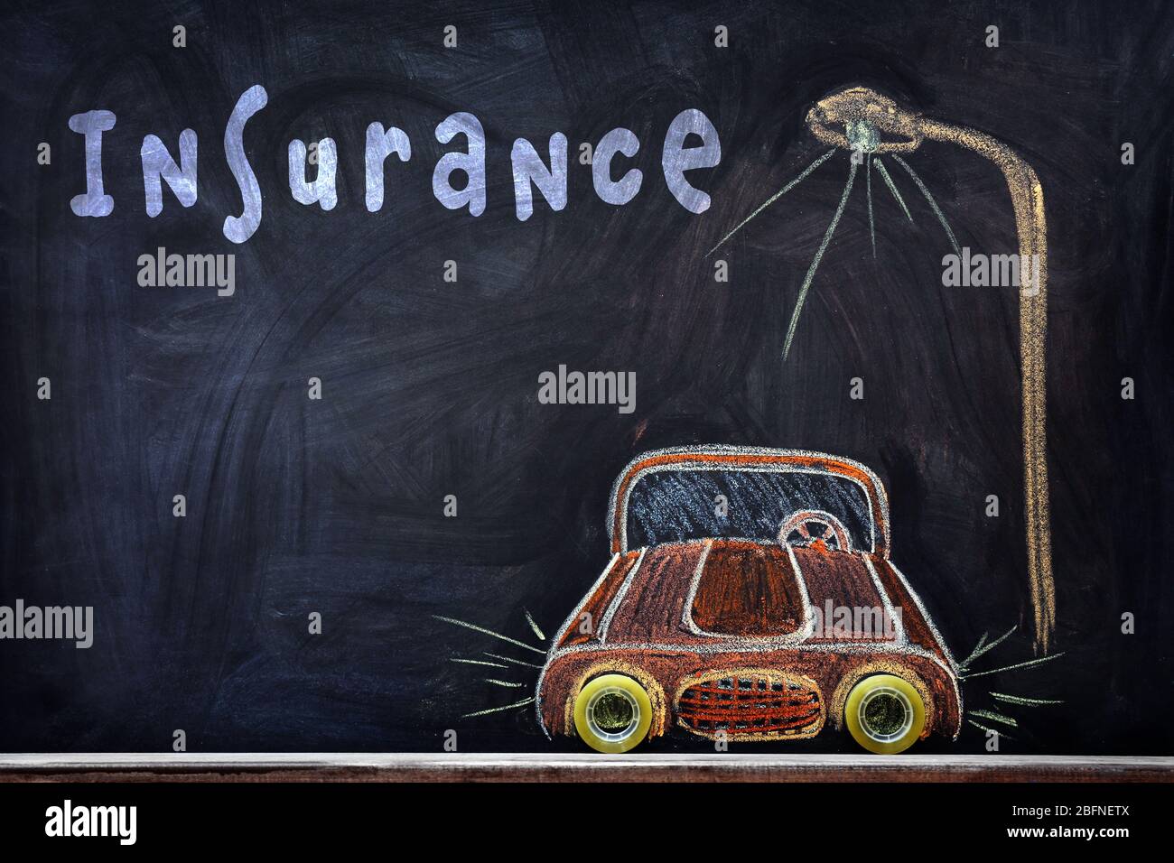 Concept d'assurance automobile. Dessin de voiture sur tableau noir Banque D'Images