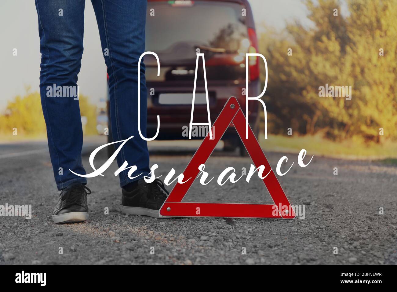 Concept d'assurance automobile. Conducteur debout près du panneau d'arrêt d'urgence sur route asphaltée Banque D'Images