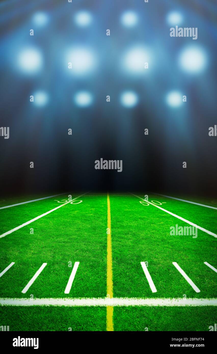 Terrain de football éclairé la nuit Banque D'Images