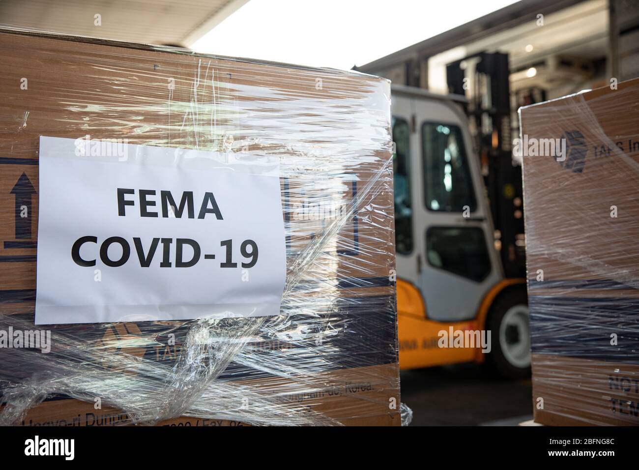 Les kits de test pour coronavirus fabriqués en Corée du Sud COVID-19 sont chargés sur des avions reliés pour les États-Unis le 14 avril 2020 à Séoul, en Corée du Sud. La FEMA a accordé un contrat avec un fabricant en Corée du Sud pour fournir environ 7 500 kits d'essai COVID-19. Chaque kit a la capacité de tester 100 personnes. Banque D'Images