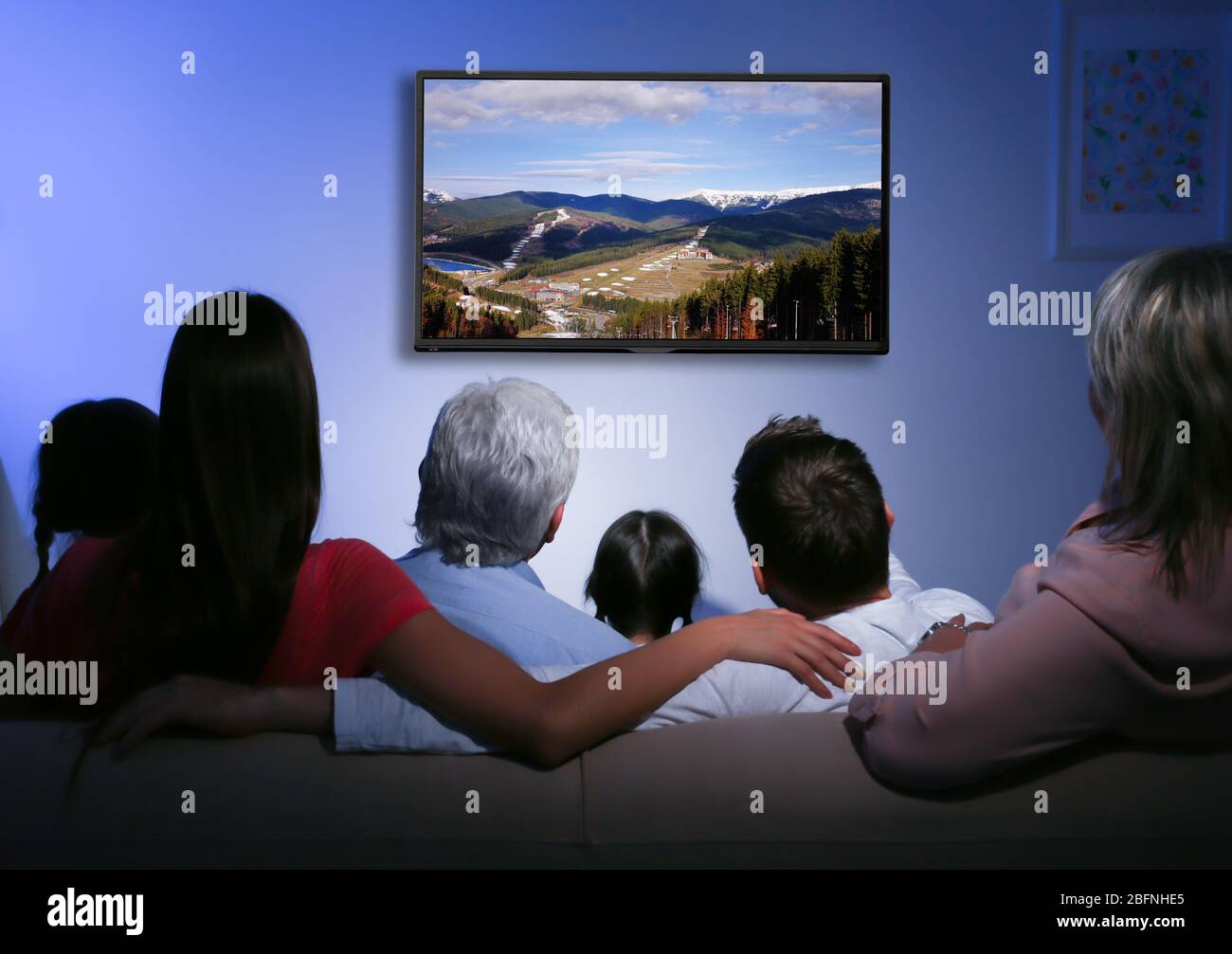 La télévision en famille à la maison. Concept de loisirs et de divertissement. Banque D'Images