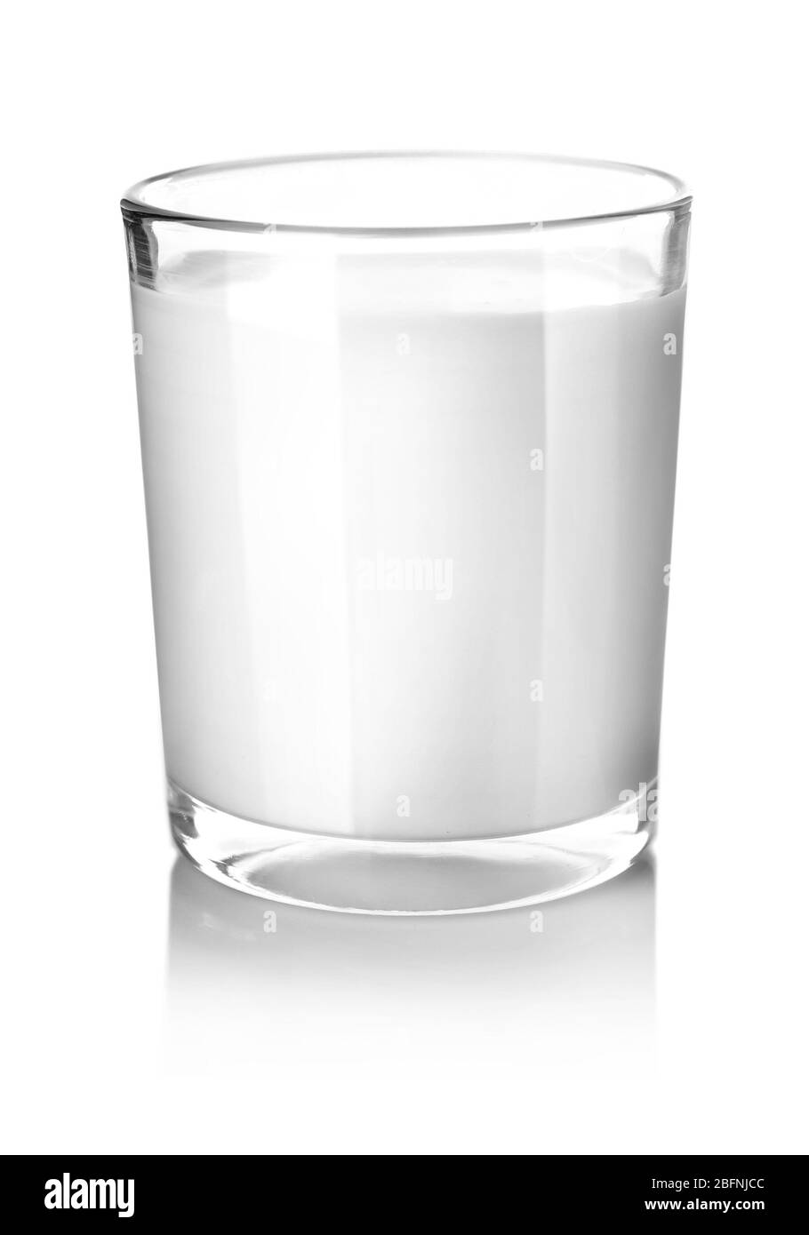 Verre de lait frais sur fond blanc Banque D'Images