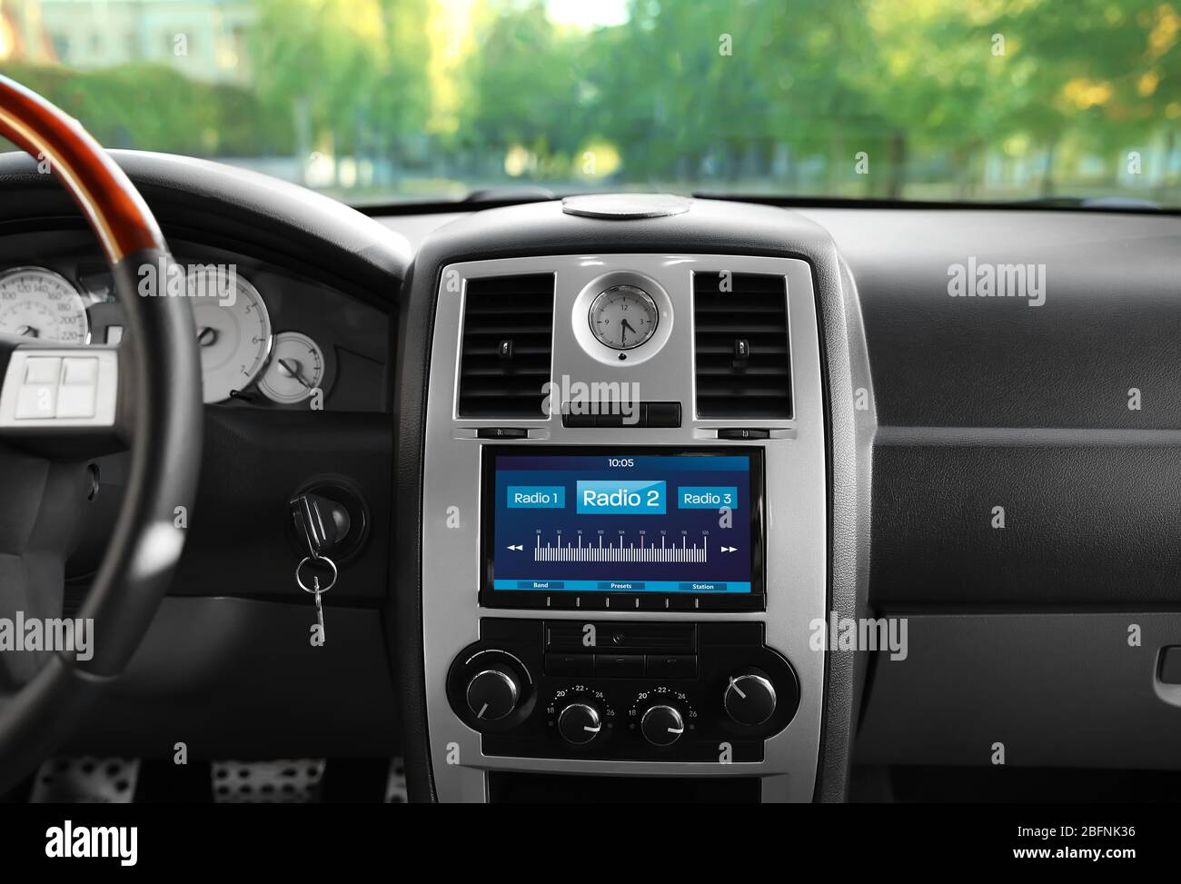 Récepteur stéréo intégré au tableau de bord avec radio en voiture Banque D'Images