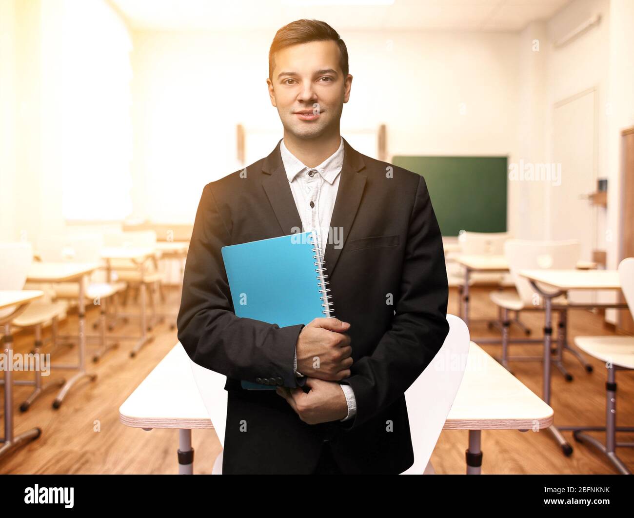 Portrait de jeunes enseignants dans la salle de classe moderne à l'école Banque D'Images