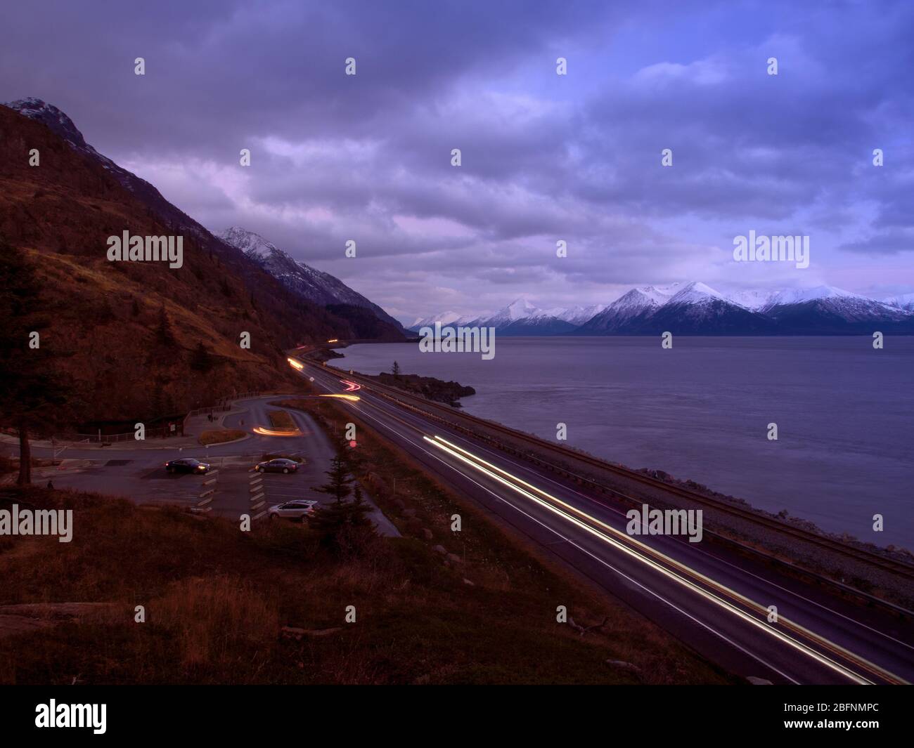 Trafic en soirée sur la route Seward le long du bras de Turnrewain près d'Anchorage, Alaska le 9 novembre 2018. Banque D'Images