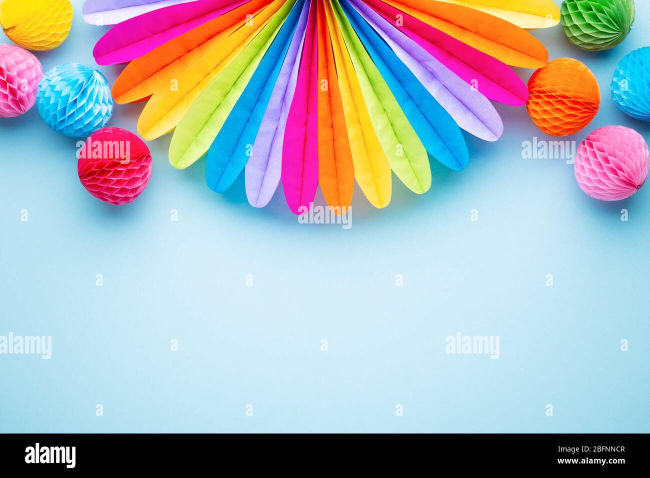 Décoration colorée pour anniversaire en bleu. Vue de dessus. Fond du cirque. Banque D'Images
