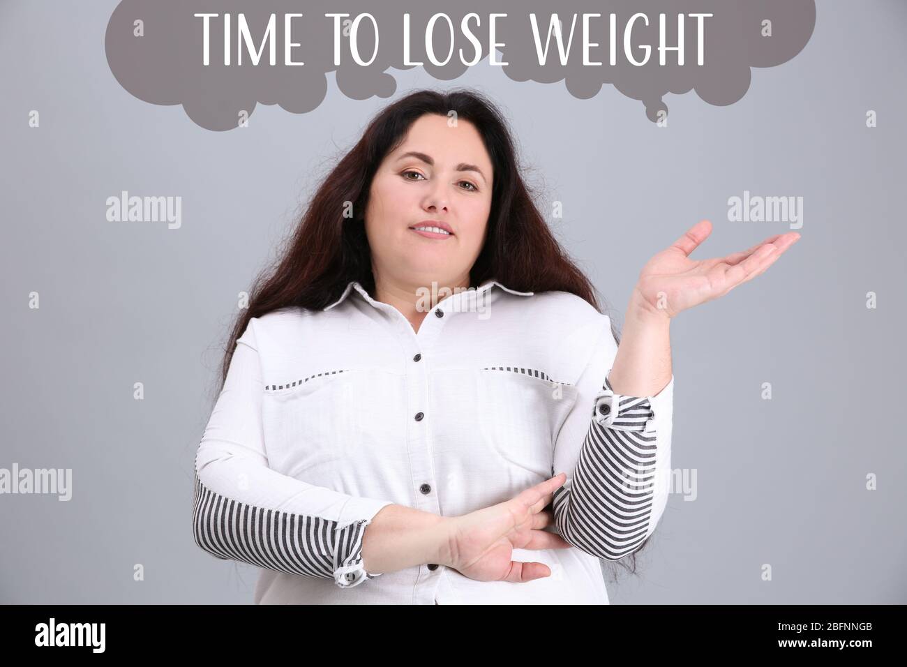 Motivation Citation Temps De Perdre Le Poids Et Surpoids Femme Sur Fond Gris Photo Stock Alamy