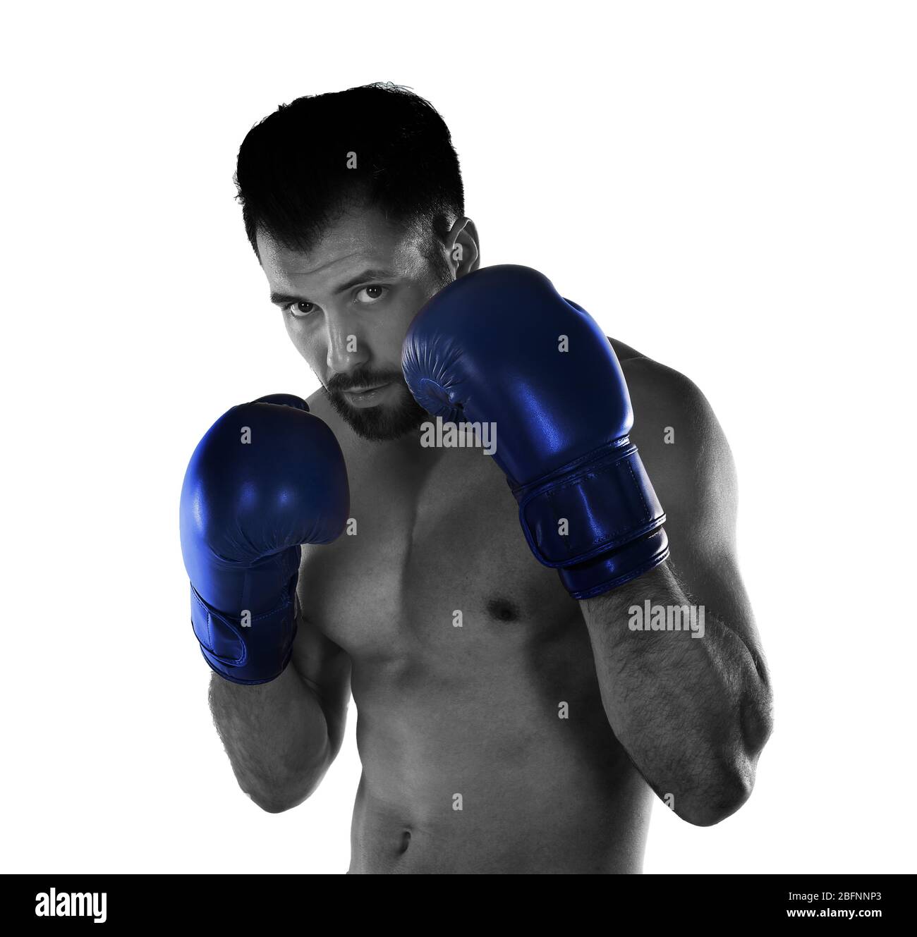 Jeune homme avec gants de boxe sur fond blanc Banque D'Images