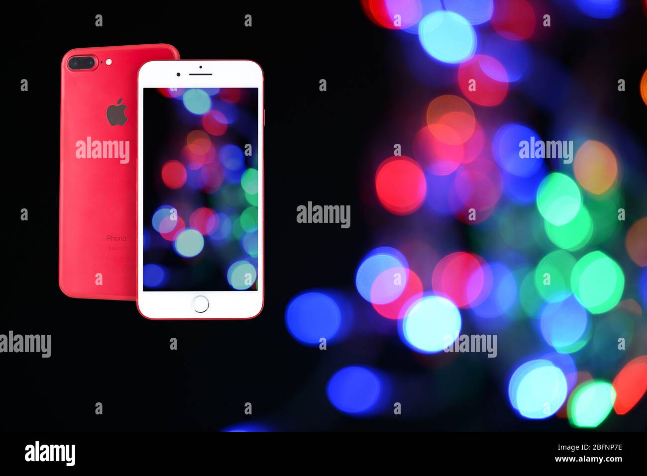 KIEV, UKRAINE - 6 OCTOBRE 2017: Vues arrière et avant de Red iPhone 7 plus avec écran vide sur fond de lumières floues Banque D'Images
