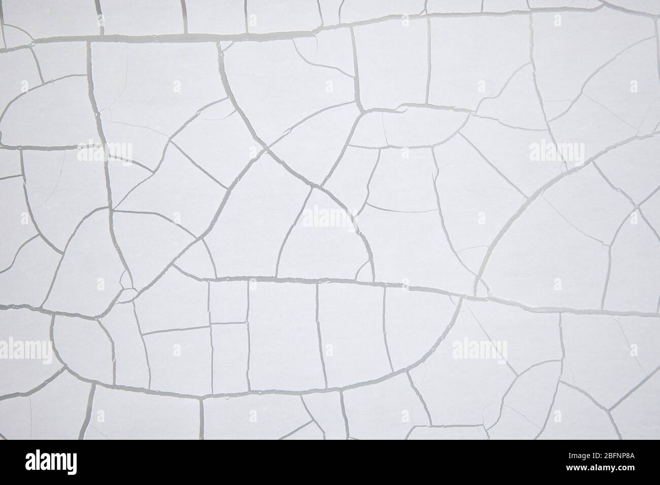 Peinture blanche craquelée sur un mur. Texture craquelée. Crépitement de l'arrière-plan abstrait. Banque D'Images