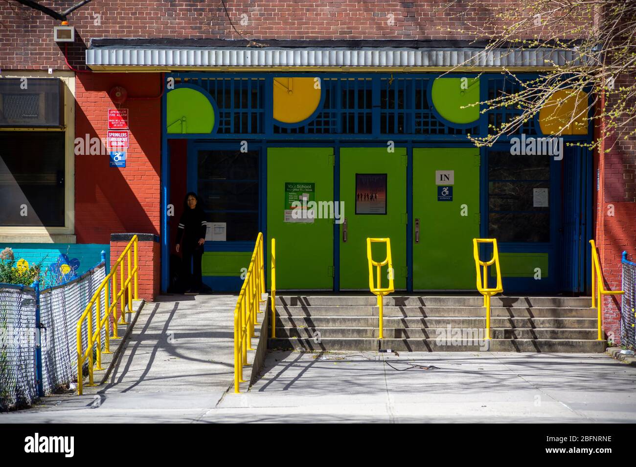 Le samedi 11 avril 2020, le PS 33 a été fermé dans le quartier de Chelsea à New York. Le maire de New York, Bill de Blasio, a annoncé que les écoles publiques de New York ferieront pour le reste de l'année scolaire, et j'espère qu'elles reseront ouvertes en septembre. (© Richard B. Levine) Banque D'Images