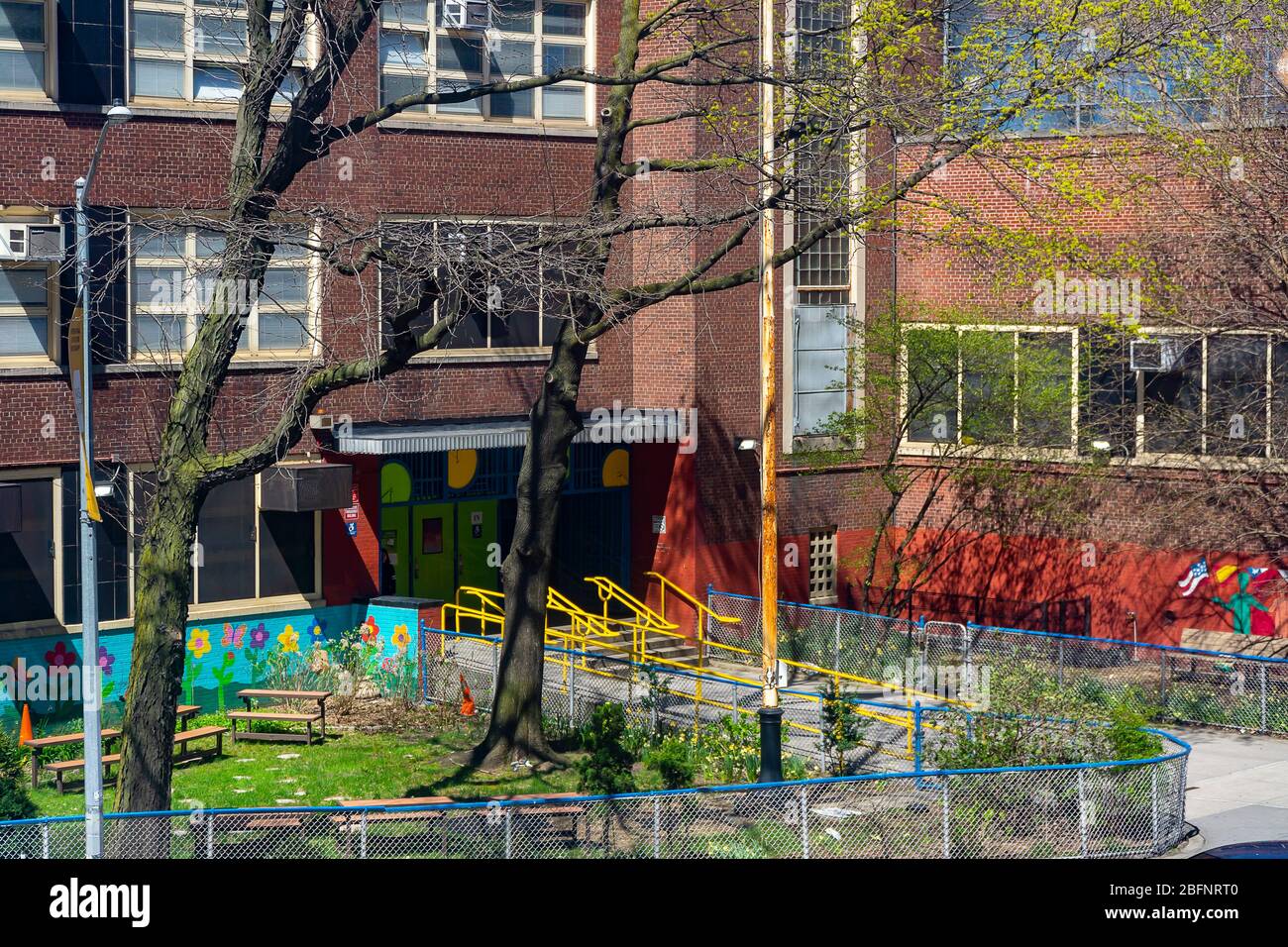 Le samedi 11 avril 2020, le PS 33 a été fermé dans le quartier de Chelsea à New York. Le maire de New York, Bill de Blasio, a annoncé que les écoles publiques de New York ferieront pour le reste de l'année scolaire, et j'espère qu'elles reseront ouvertes en septembre. (© Richard B. Levine) Banque D'Images