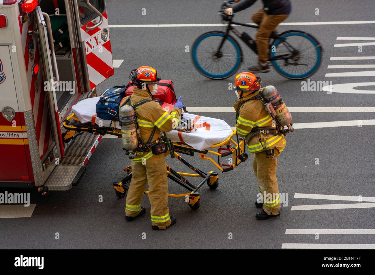 La mobilisation de la FDNEY EMT pour un incident dans le quartier de Chelsea à New York le dimanche 12 avril 2020. (© Richard B. Levine) Banque D'Images