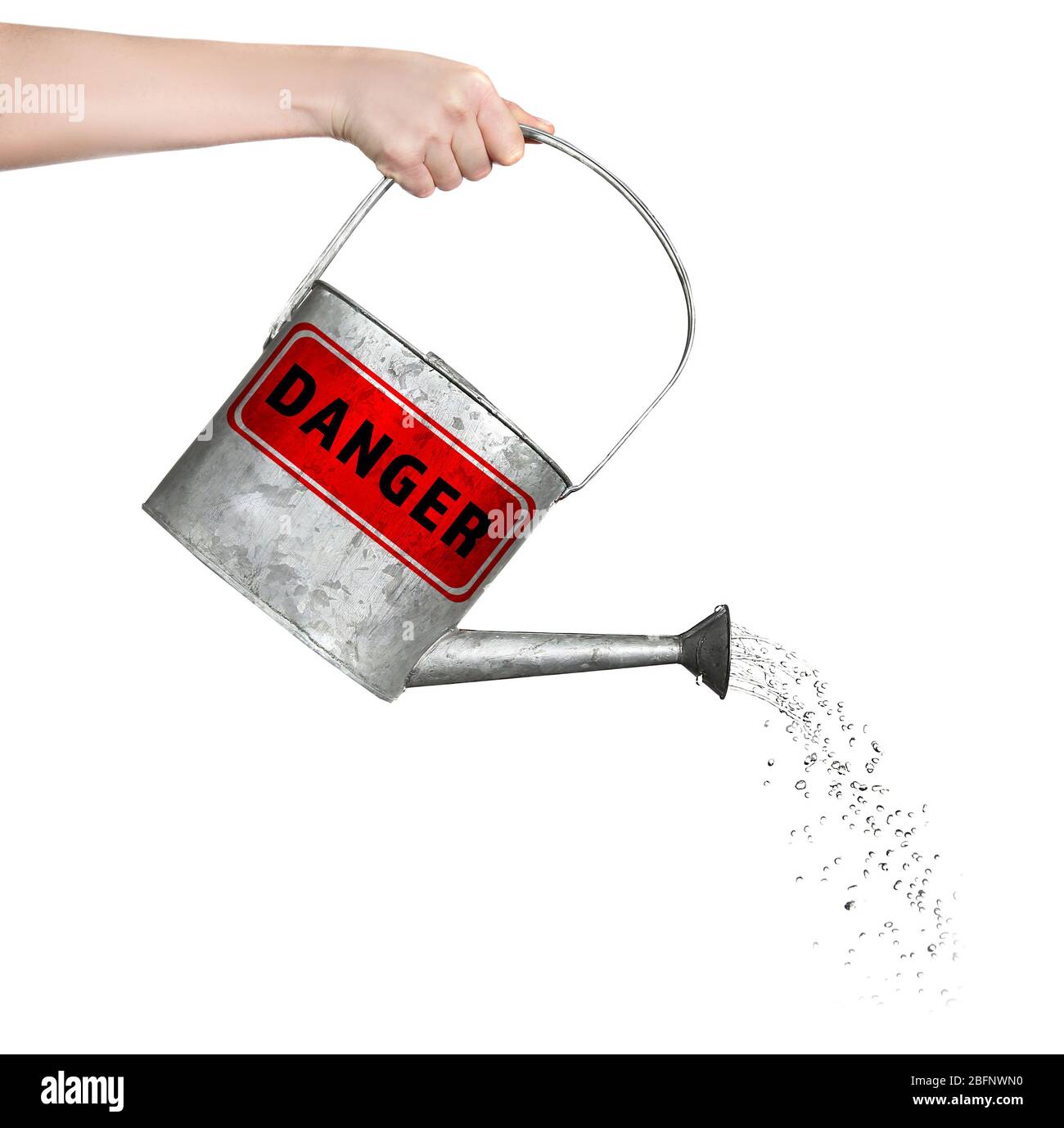 Concept de pollution environnementale. Femme qui verse de l'eau toxique du CAN sur fond blanc Banque D'Images