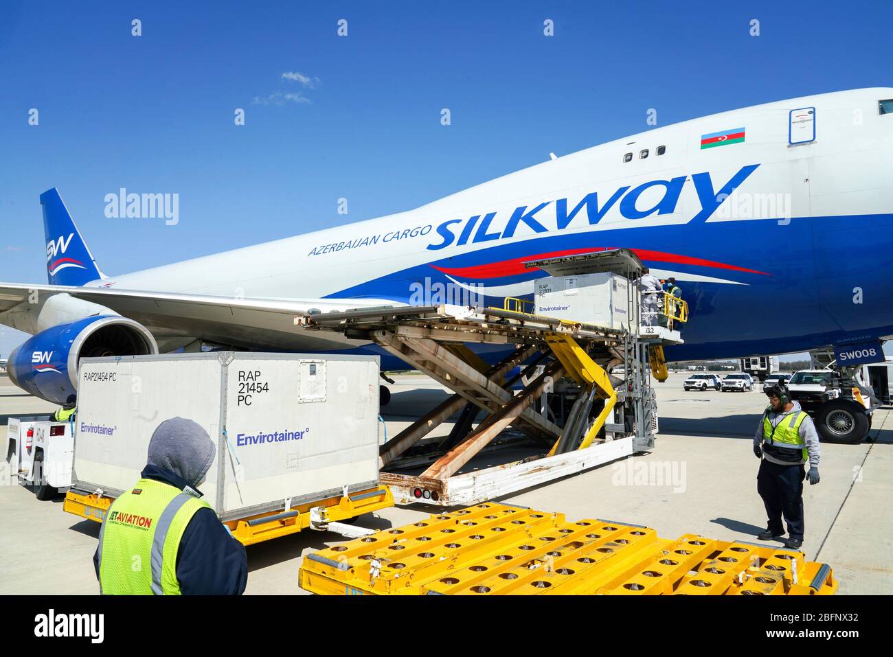 Les kits d'essai de coronavirus fabriqués en Corée du Sud COVID-19 sont déchargés d'un avion cargo à l'aéroport international de Dulles le 16 avril 2020 à Washington, DC. La FEMA a accordé un contrat avec un fabricant en Corée du Sud pour fournir environ 7 500 kits d'essai COVID-19. Chaque kit a la capacité de tester 100 personnes. Banque D'Images