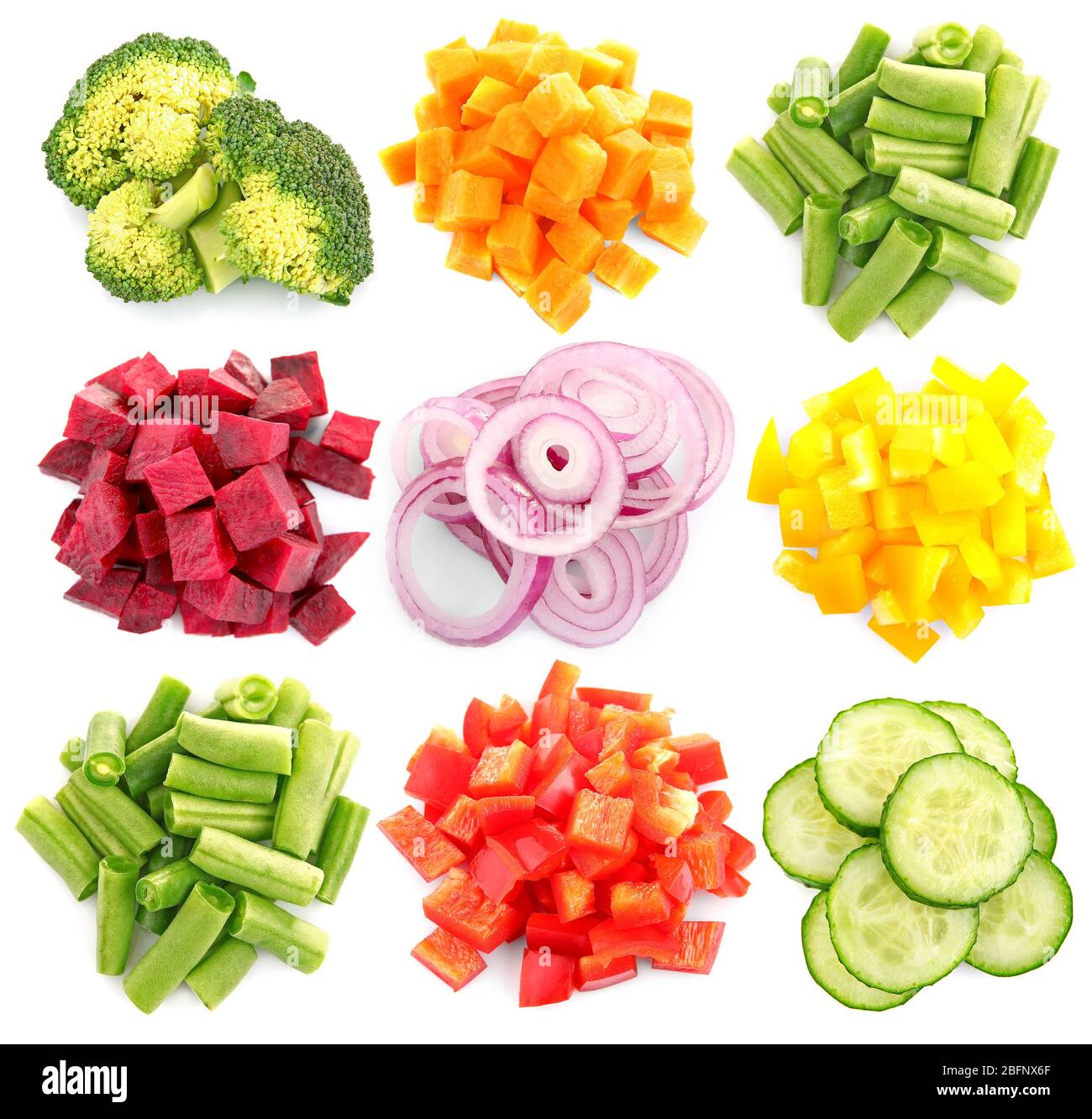 Variété de légumes hachés sur fond blanc Banque D'Images