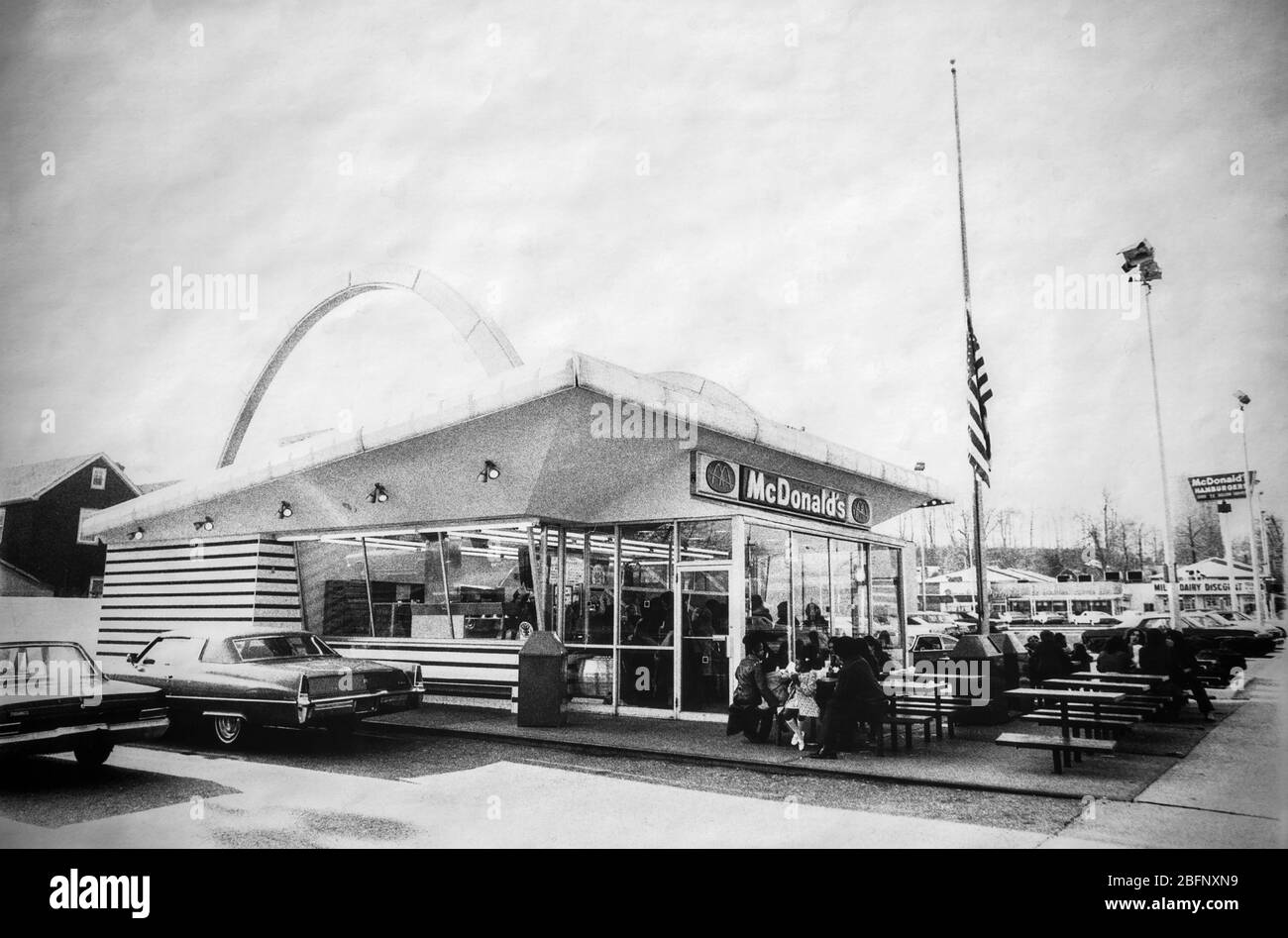 L'un des premiers restaurants du drive McDonaldÕs dans le quartier Queens Village de New York en 1972. (© Richard B. Levine) numérisation à partir d'une impression d'archives. Banque D'Images