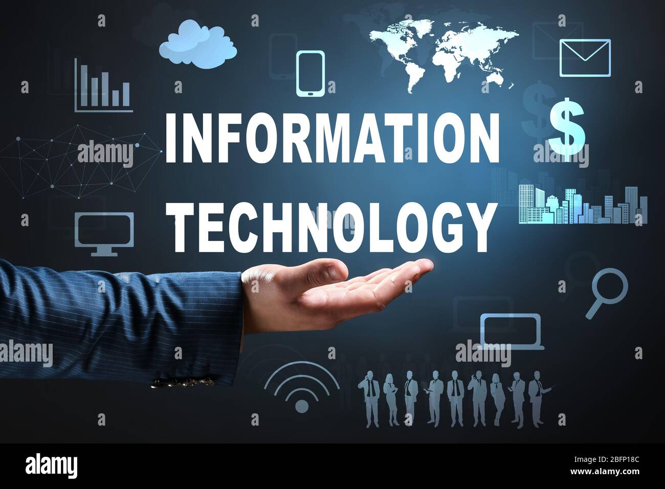 Homme d'affaires tenant la TECHNOLOGIE de l'INFORMATION de texte virtuel contre fond sombre Banque D'Images