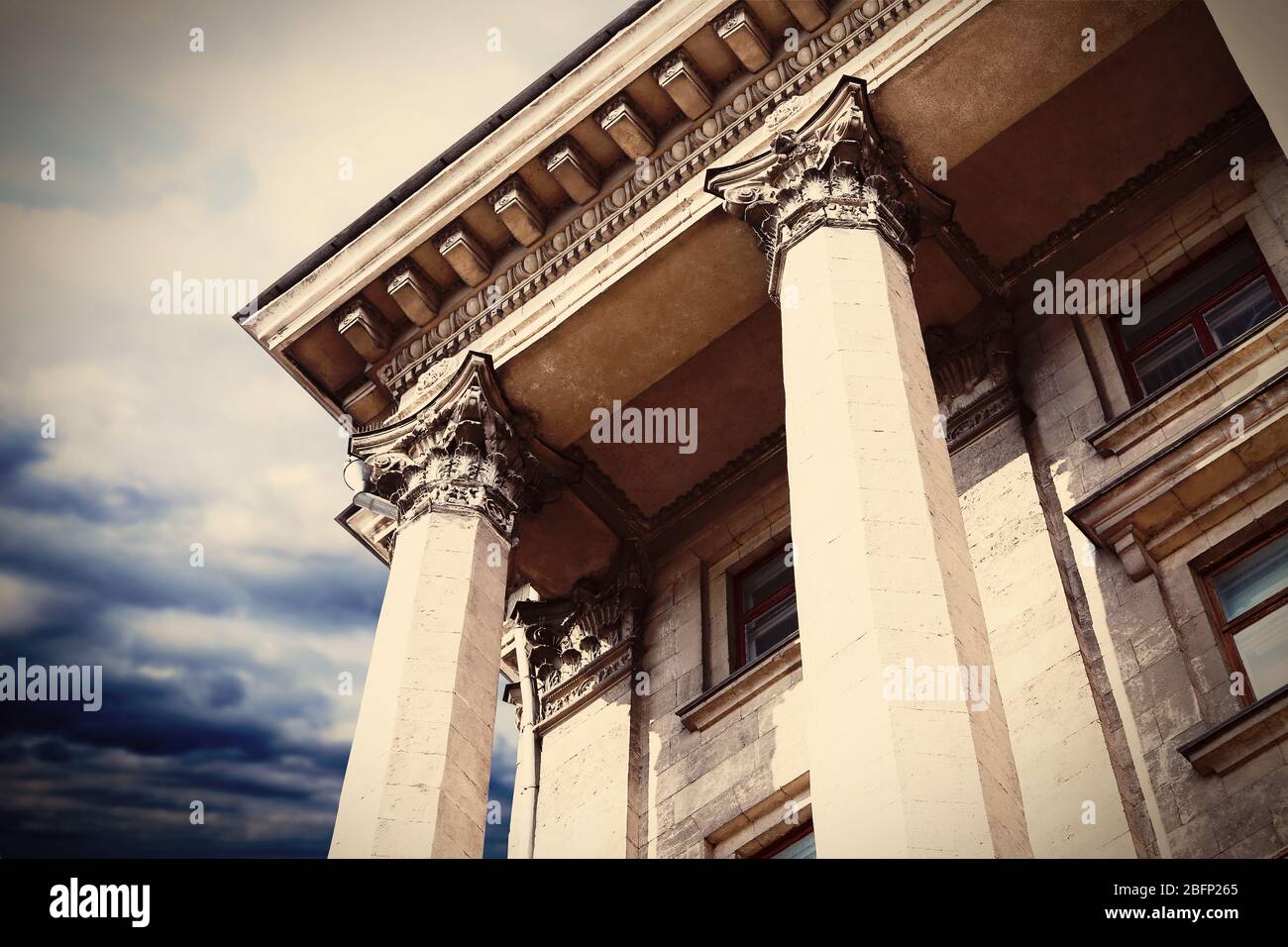 Façade de palais de justice avec colonnes. Filtre de style vintage Banque D'Images