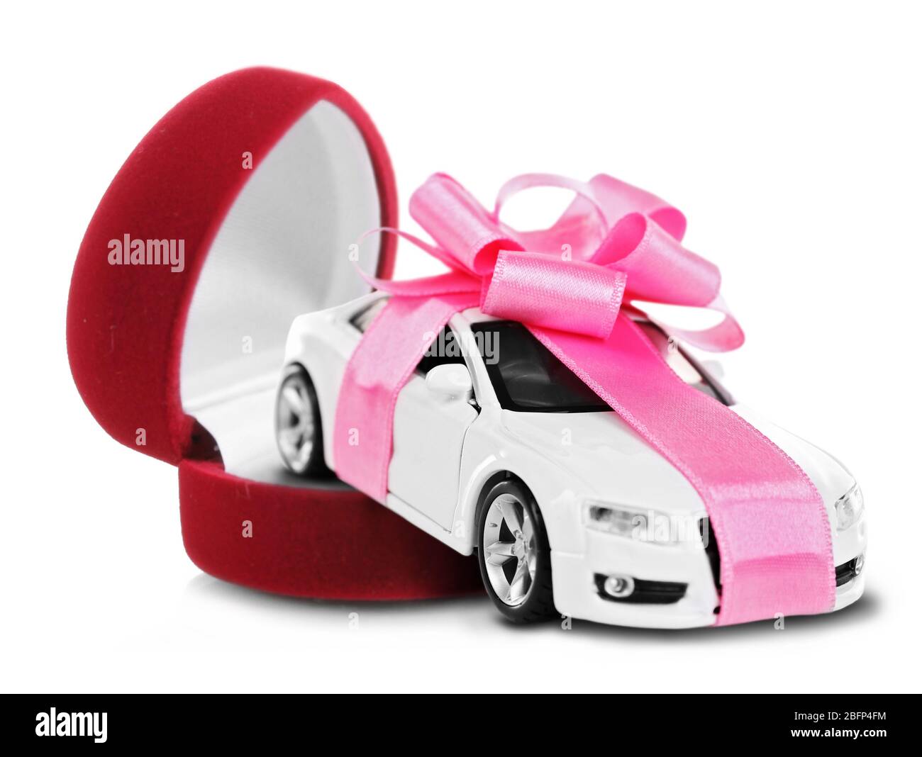 Nouvelle voiture avec noeud rose comme présent dans boîte de bijoux rouge  isolée sur blanc Photo Stock - Alamy
