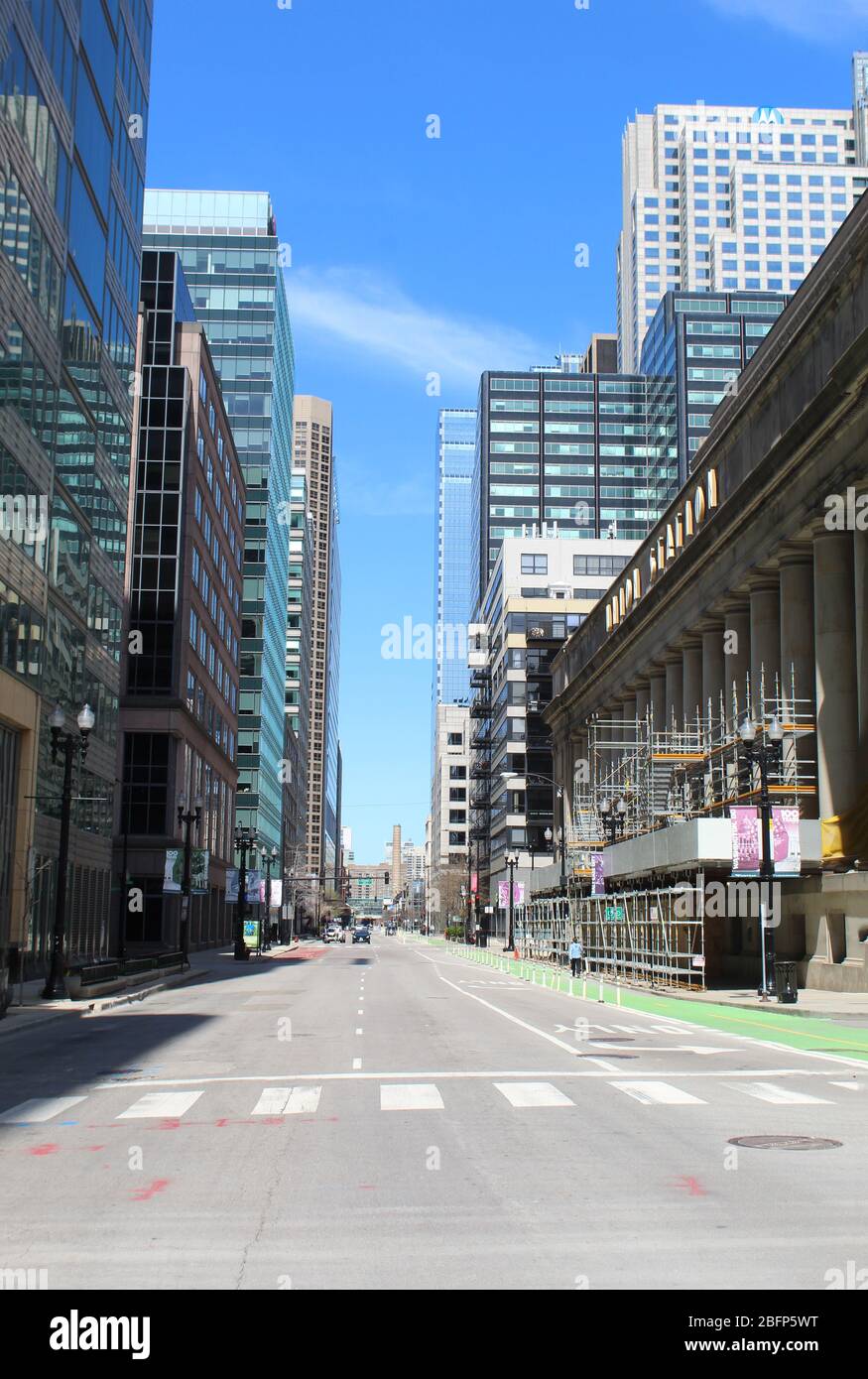 Presque déserté Franklin Street dans le centre-ville de Chicago pendant la commande COVID-19 refuge-sur-place une journée ensoleillée Banque D'Images