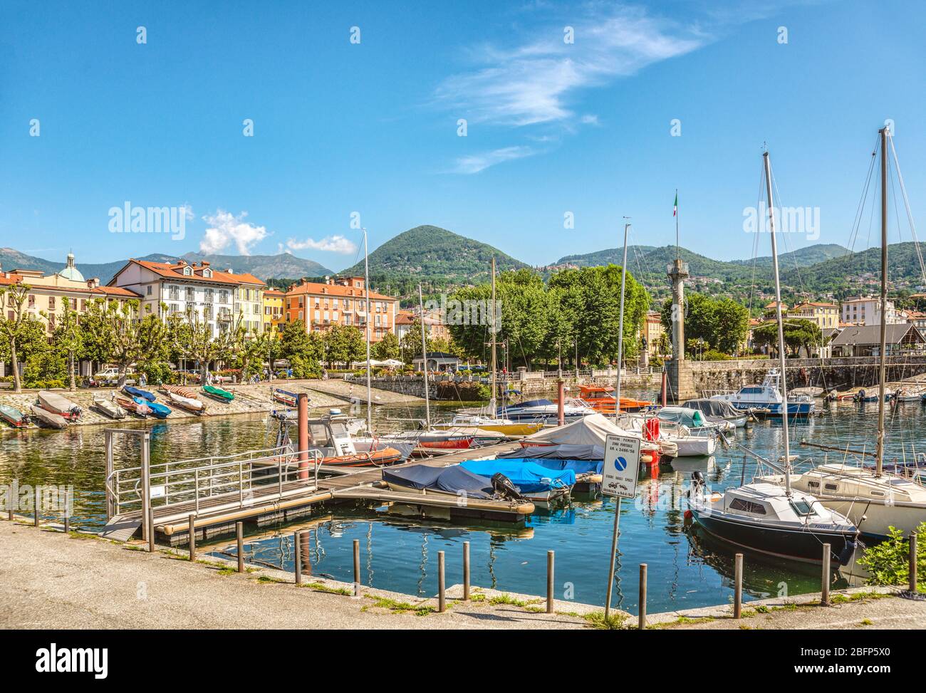 Front de mer de l'intra à Lago Maggiore, Verbano, Italie Banque D'Images