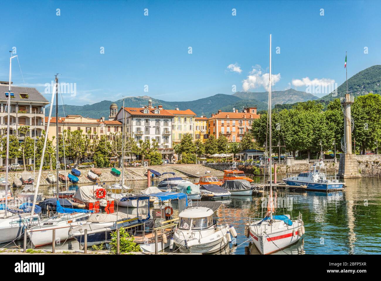 Front de mer de l'intra à Lago Maggiore, Verbano, Italie Banque D'Images