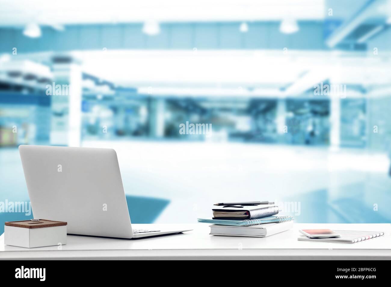 Concept de droit. Avocat sur le lieu de travail avec ordinateur portable sur fond flou de bureau. Banque D'Images