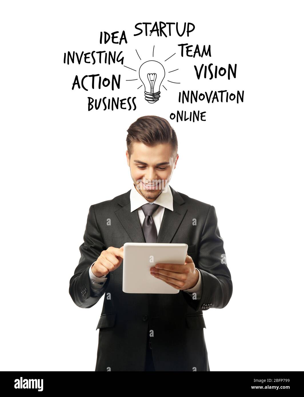 Jeune homme d'affaires utilisant une tablette sur fond blanc. Concept de formateur métier. Banque D'Images