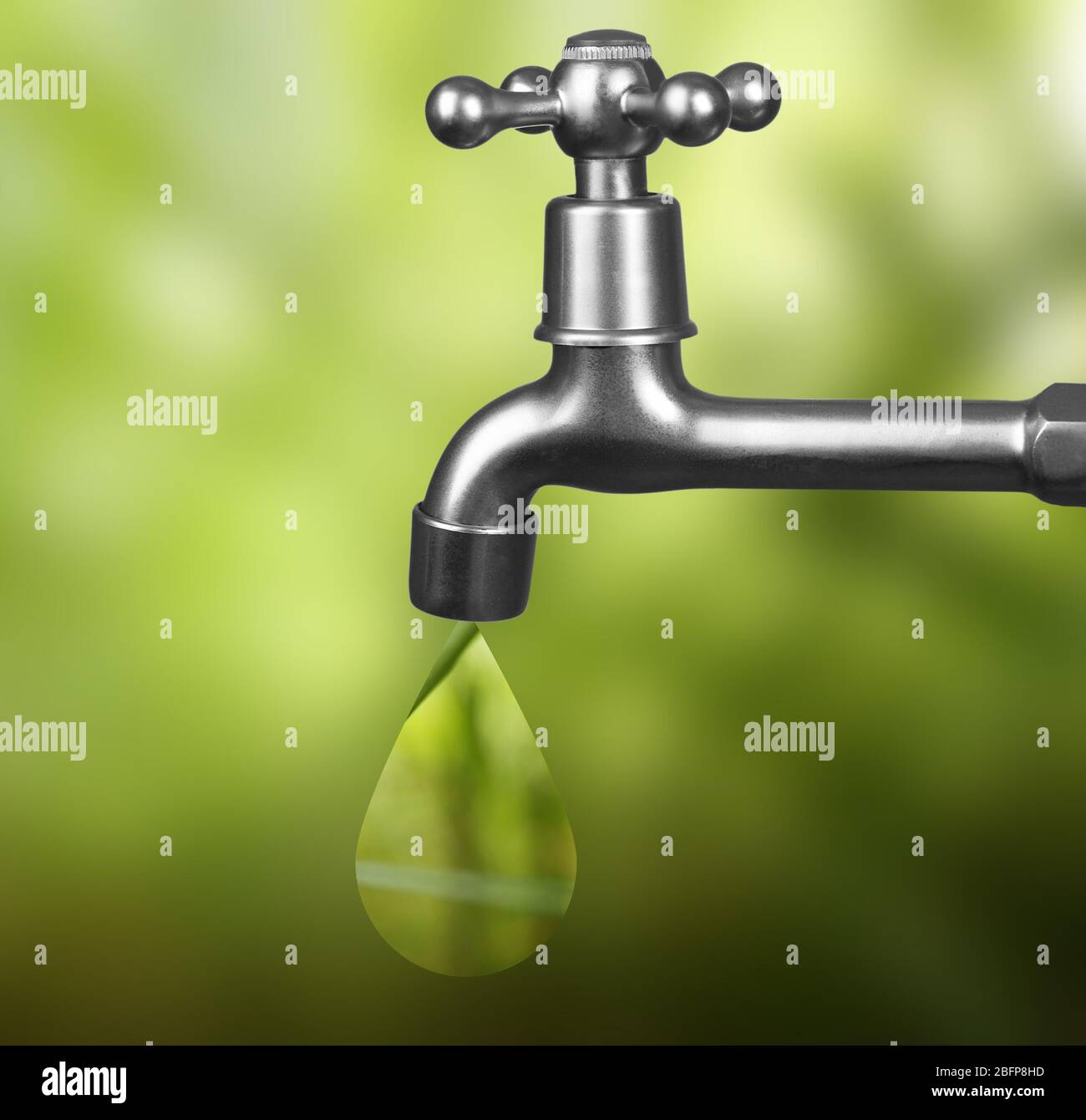 Concept D Eau De Conservation Robinet En Metal Avec Goutte D Eau Sur Fond Vert Flou Photo Stock Alamy