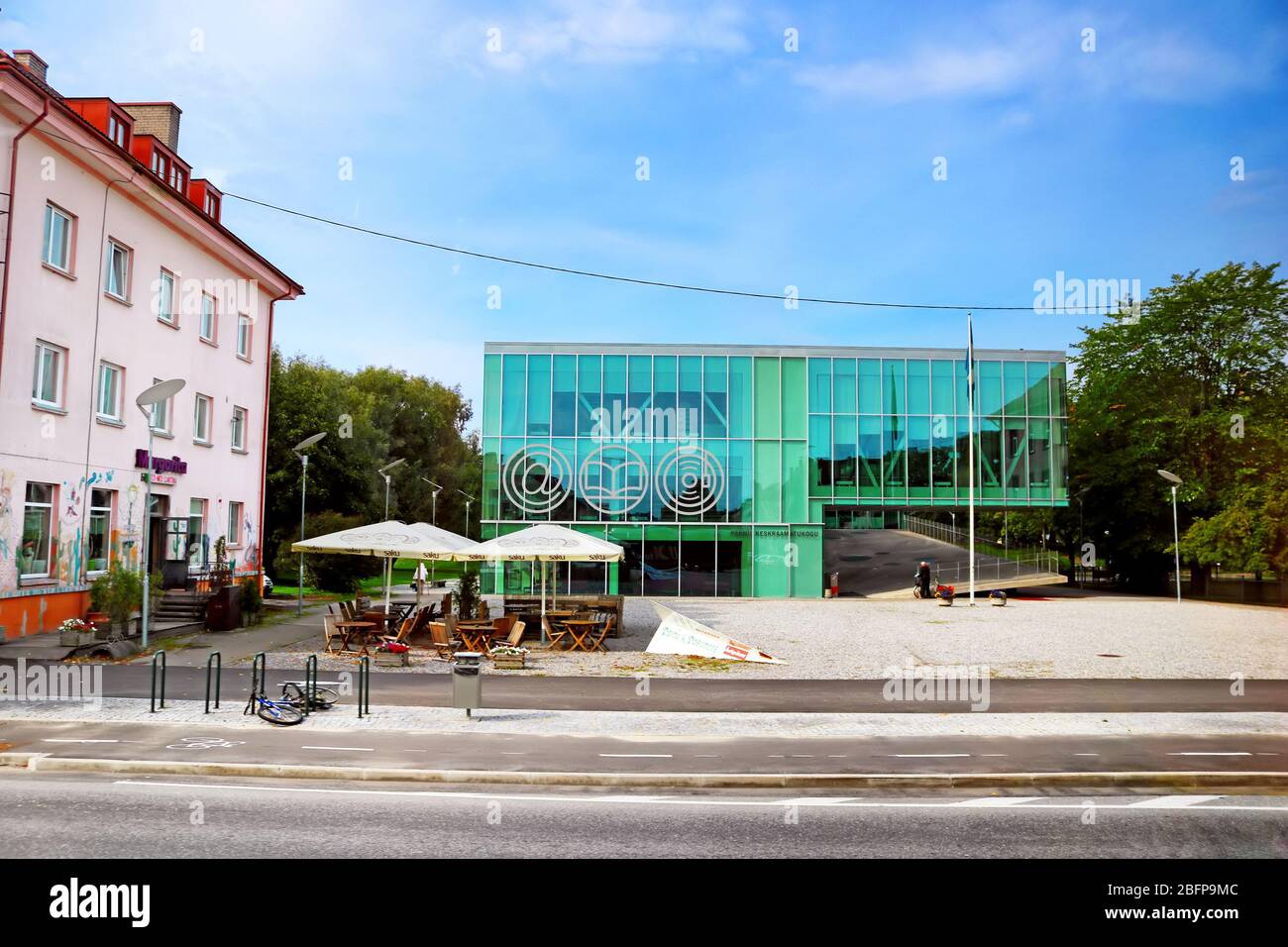 PARNU, ESTONIE - 31 AOÛT 2018 : le bâtiment de la Bibliothèque centrale de Parnu a été conçu par 3+1 architectes Markus Kaasik, Andres Ojari et Ilmar Valdur Banque D'Images