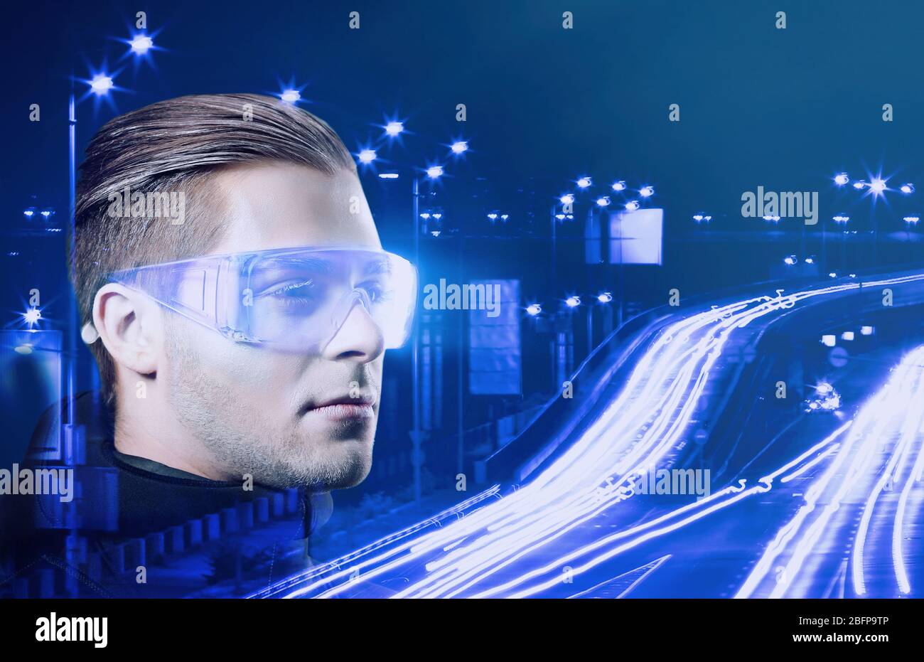 Technologies du futur concept. Homme avec des lunettes futuristes Banque D'Images