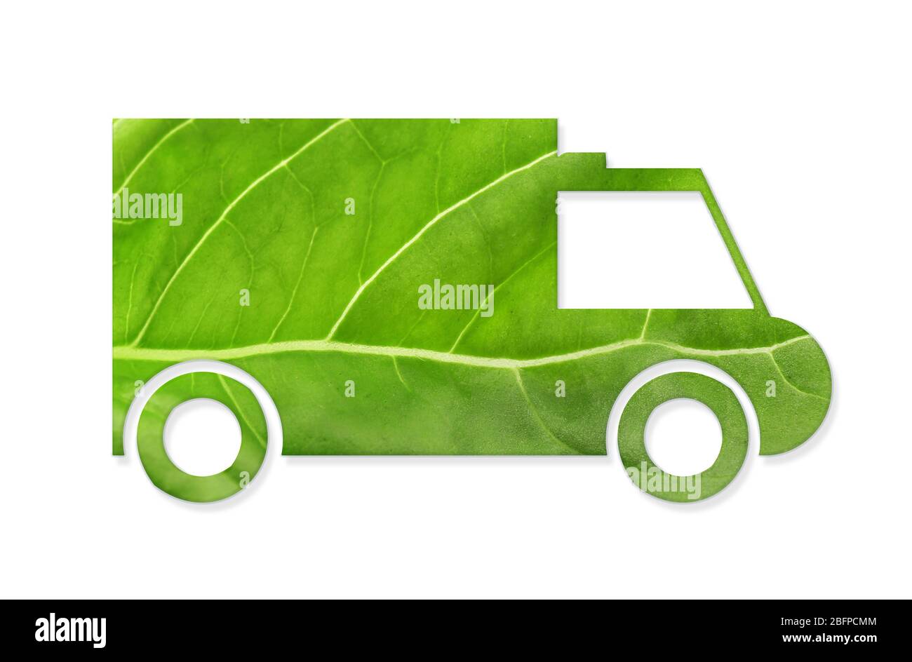 Silhouette de voiture en feuille verte sur fond blanc. Concept de véhicule écologique. Banque D'Images