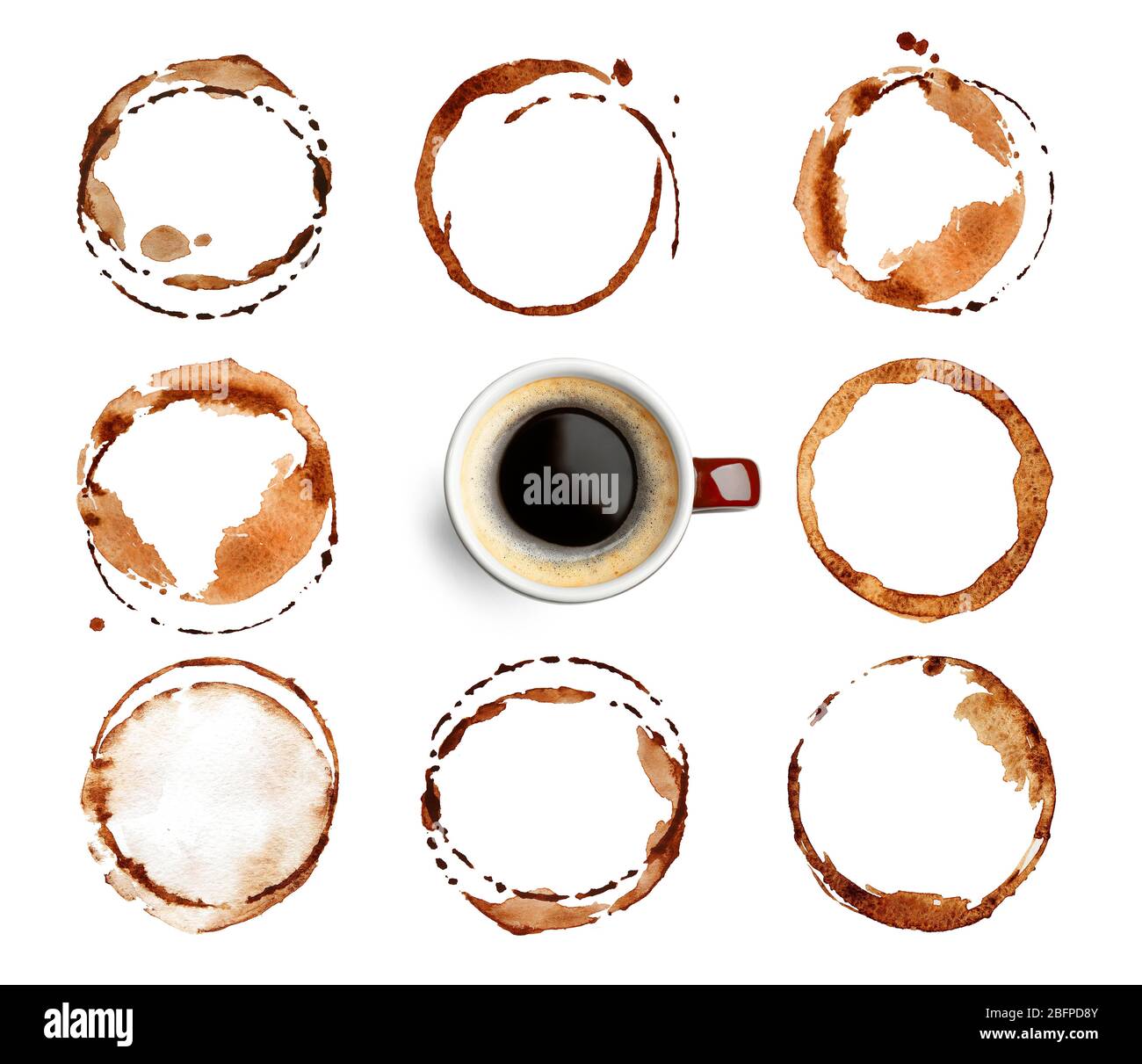 Tasse de café et taches sur fond blanc Banque D'Images