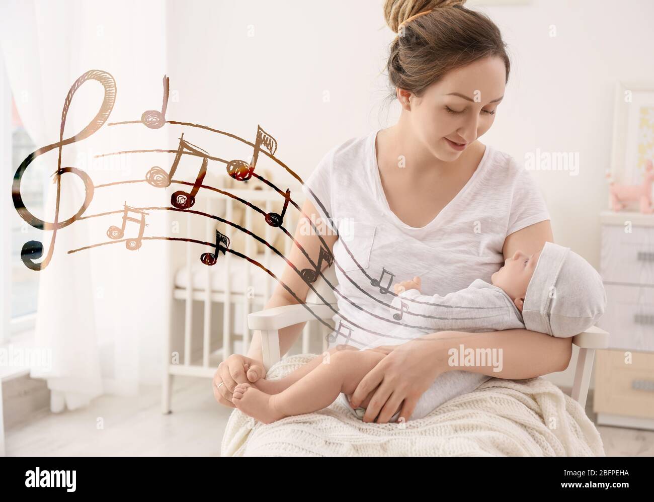 Mère avec bébé à la maison. Musique et chansons berceuses Banque D'Images