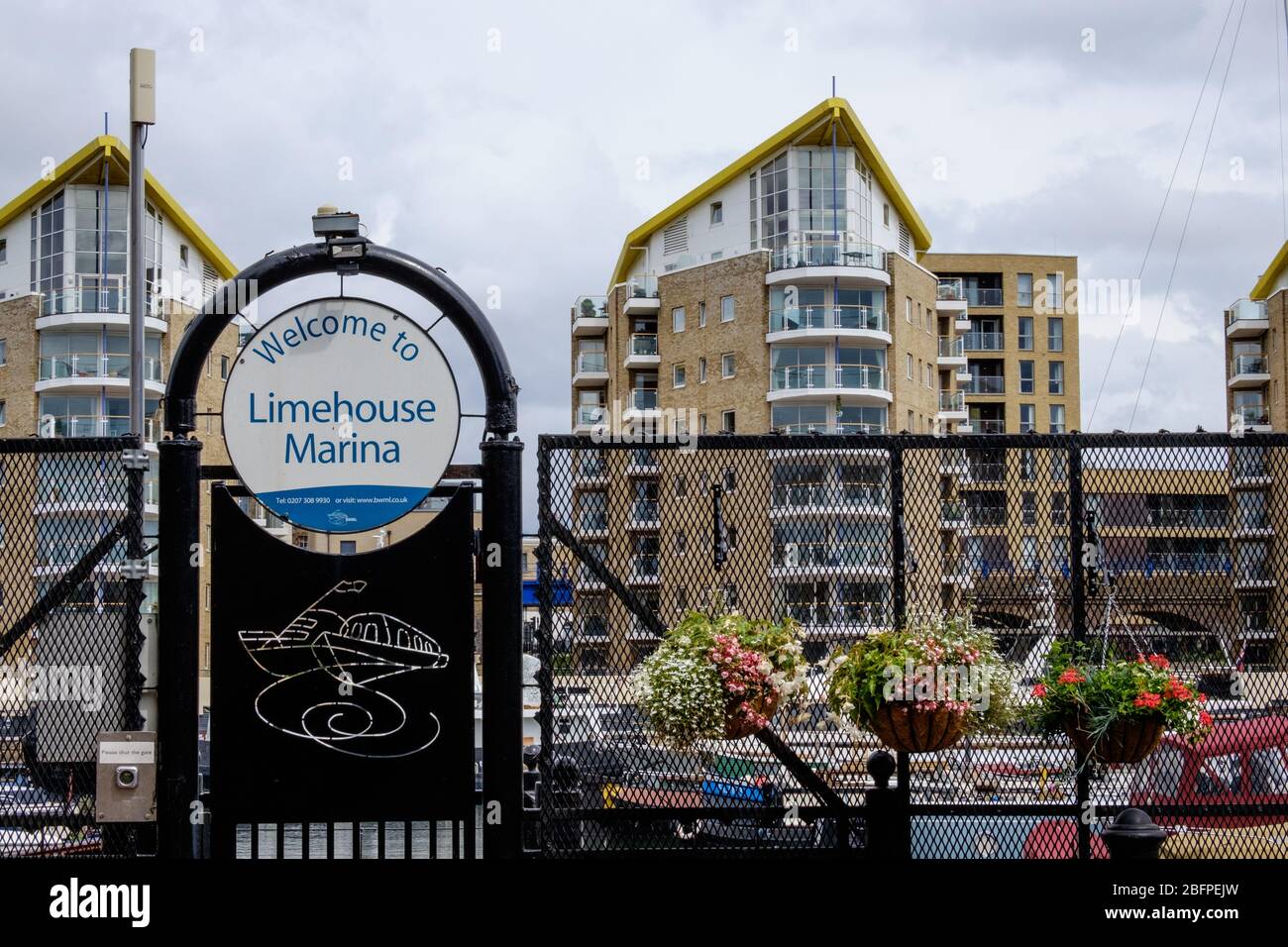 Bienvenue à Limehouse Marina Sign On Gate à l'entrée, Tower Hamlets, East London, England, UK Banque D'Images Bienvenue à Limehouse Marina Sign On Gate à l'entrée, Tower Hamlets, East London, England, UK Banque D'Images