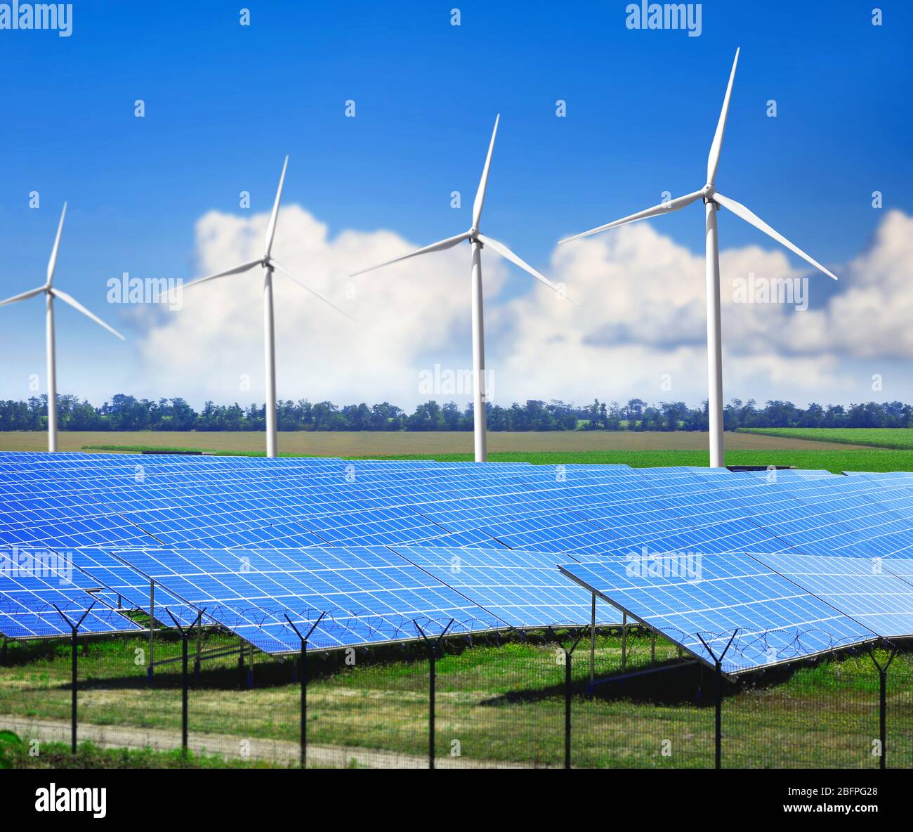 Panneaux solaires et générateurs d'énergie éolienne sur le terrain. Concept de ressources en énergie renouvelable Banque D'Images