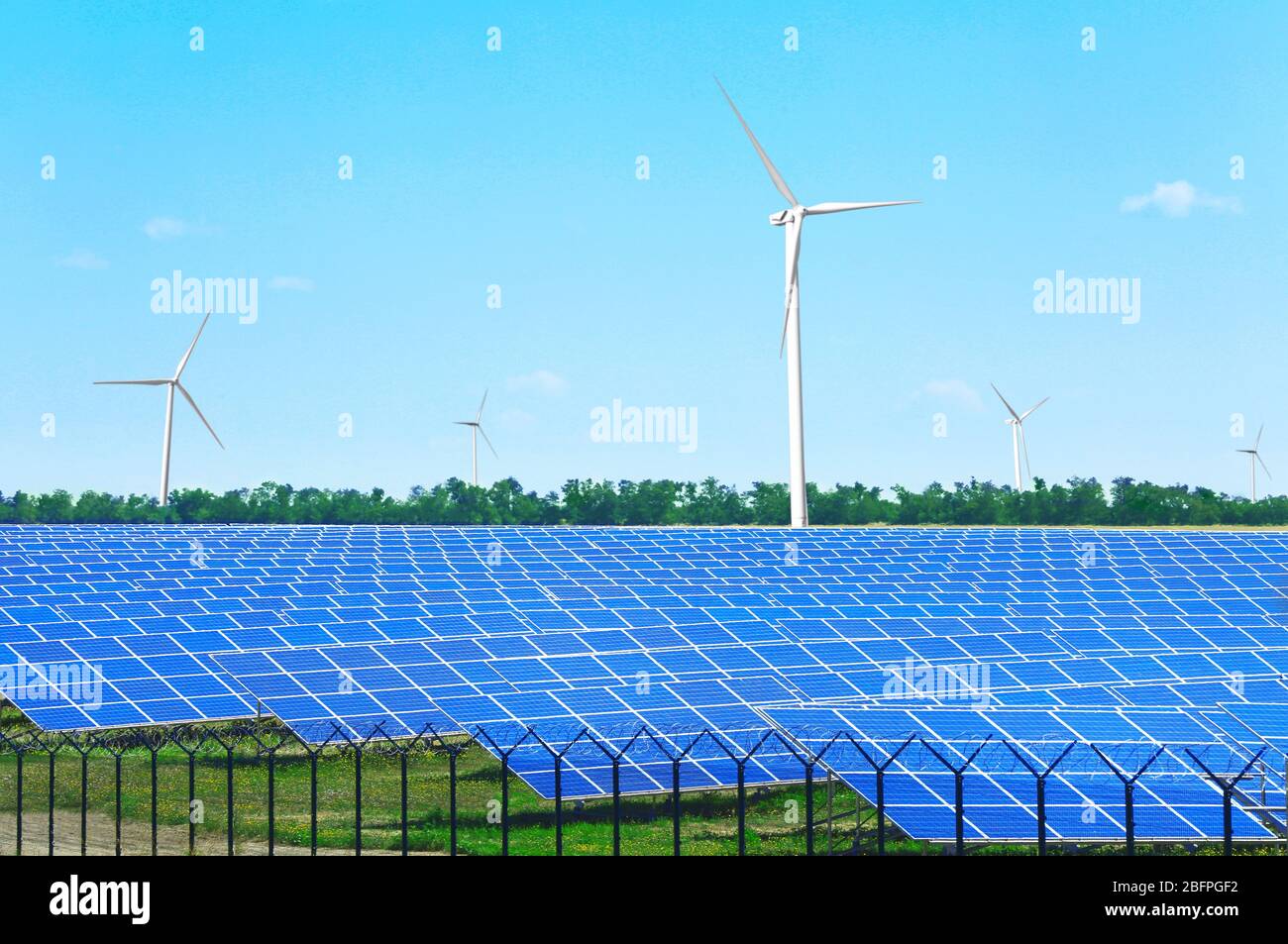 Panneaux solaires et générateurs d'énergie éolienne sur le terrain. Concept de ressources en énergie renouvelable Banque D'Images