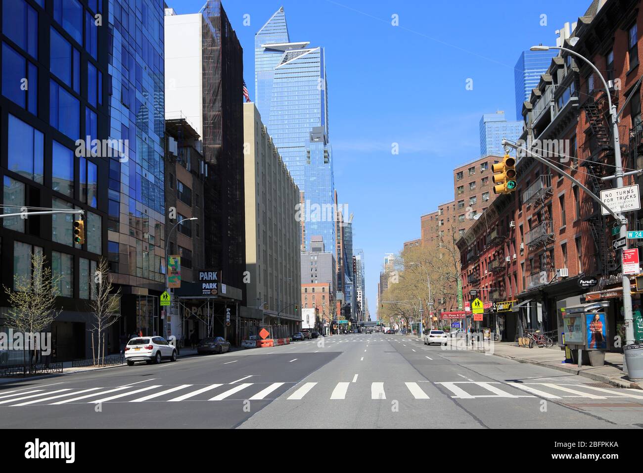 Vider la 9ème Avenue à Chelsea comme les gens pratiquent la distanciation sociale due au coronavirus, New York City, 19 avril 2020 Banque D'Images