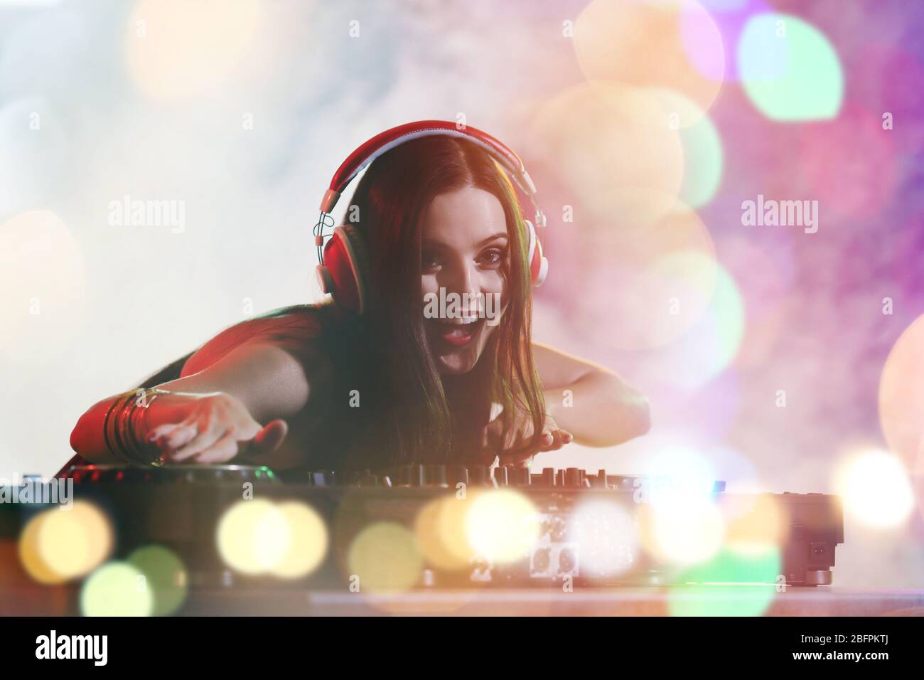 Jeune DJ en discothèque. Concept de musique et de chansons de Noël Banque D'Images