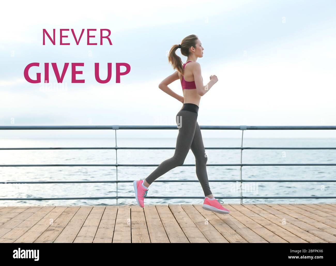 Citations De Fitness Le Texte Ne S Abandonne Jamais En Arriere Plan Jeune Femme Courir Sur La Jetee Photo Stock Alamy