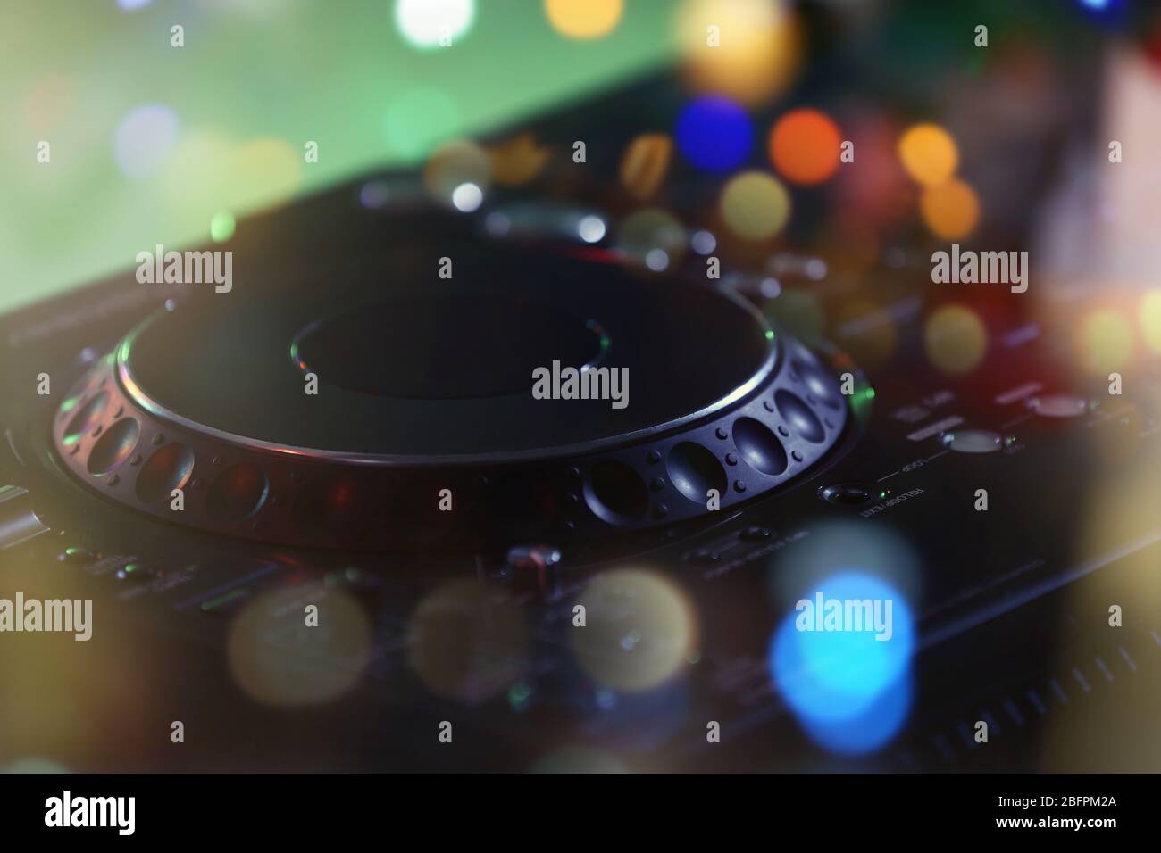 Console DJ moderne, près de la table. Concept de musique et de chansons de Noël Banque D'Images