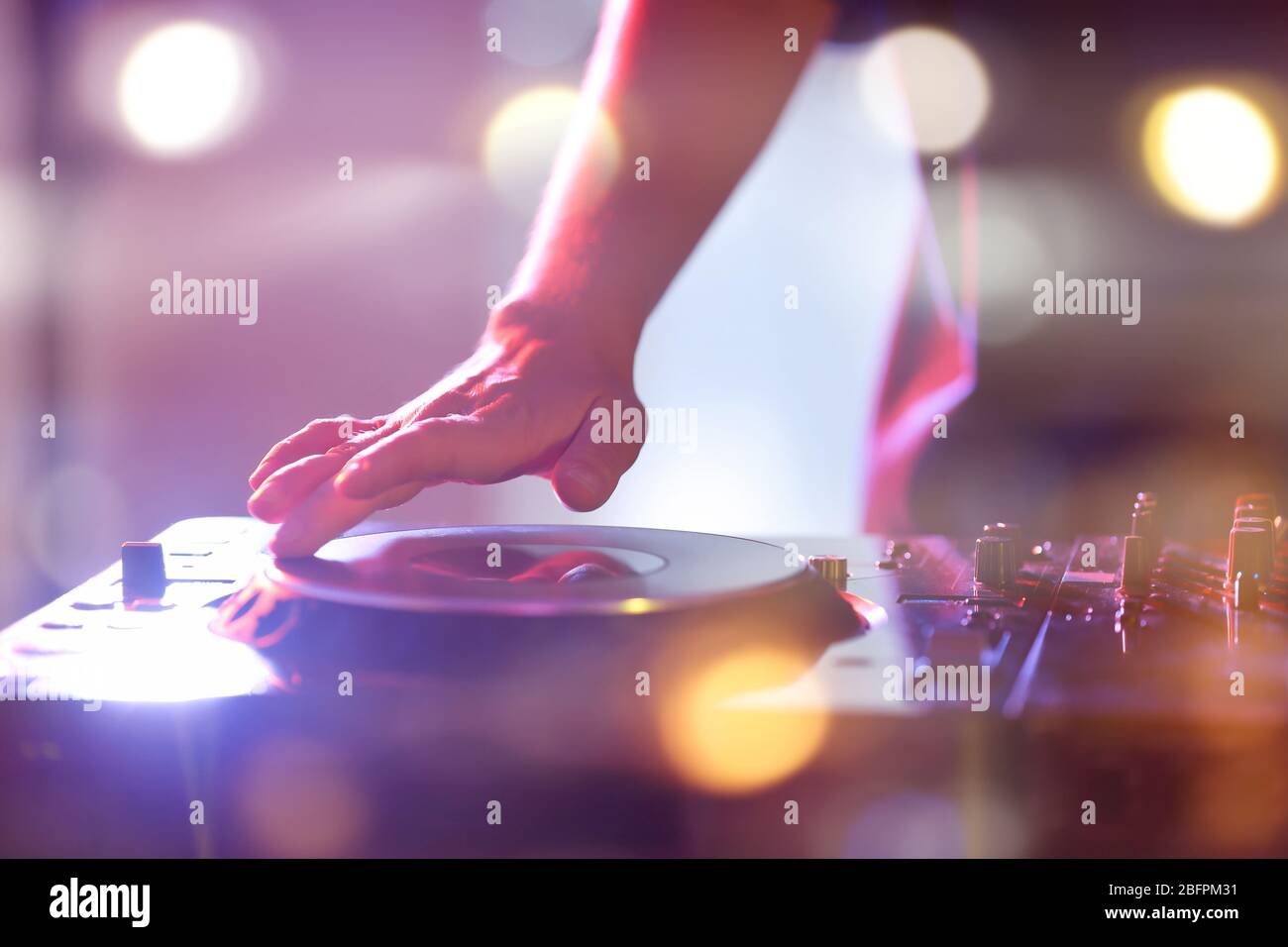 DJ en discothèque, à proximité. Concept de musique et de chansons de Noël Banque D'Images