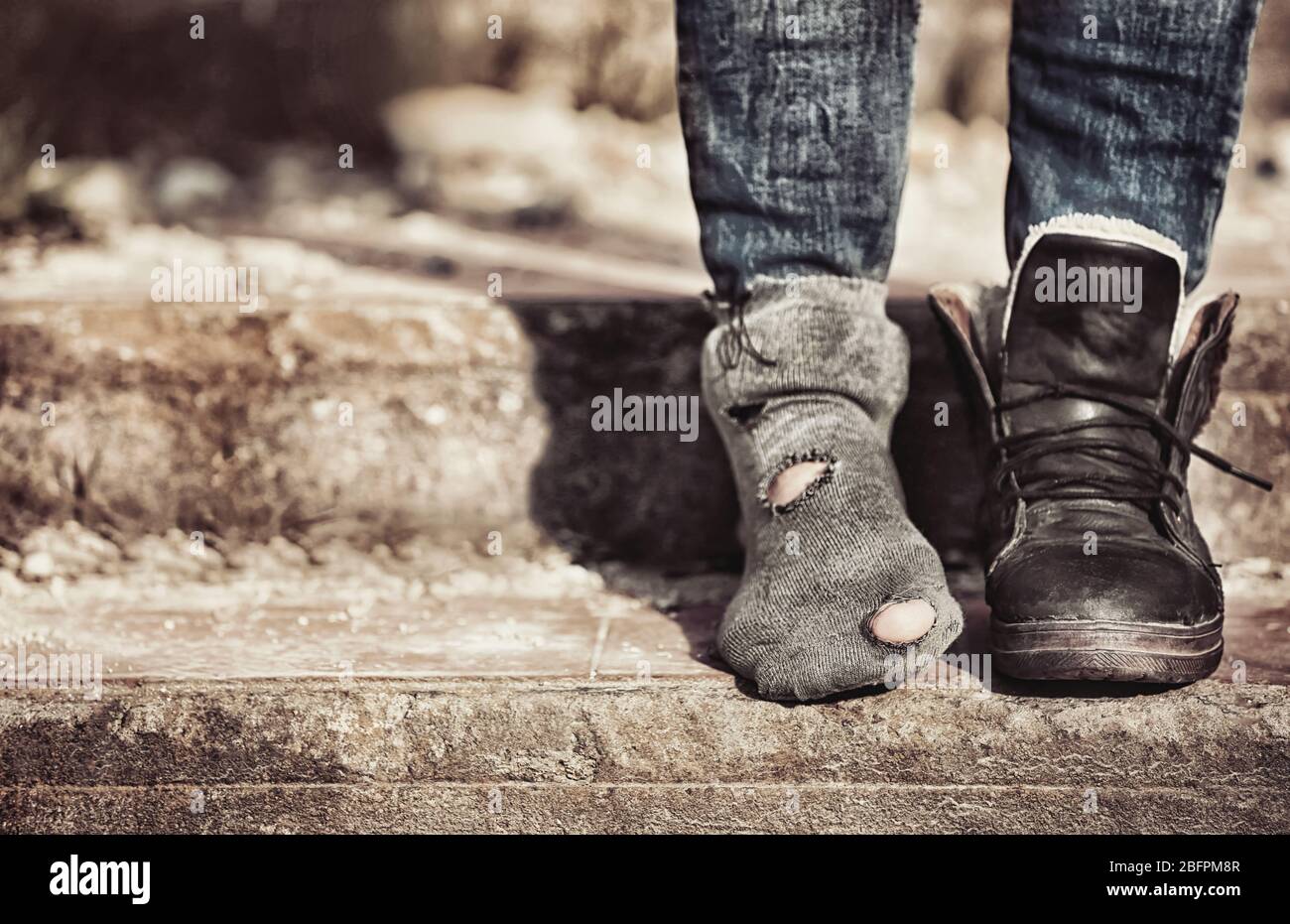 Concept de pauvreté. Femme pauvre portant une chaussette et une chaussure  Photo Stock - Alamy