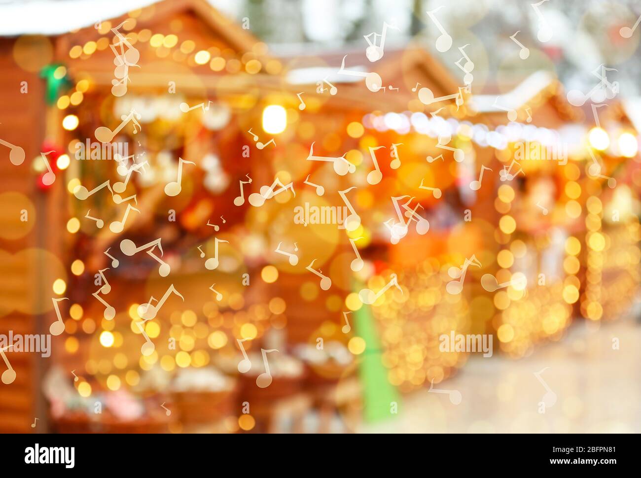 Des notes musicales et des stands de foire flous en arrière-plan. Noël et fête du nouvel an 2018 Banque D'Images